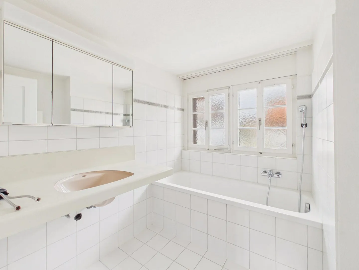 Charming 4.5-Room Townhouse in Historic Surroundings in Mönchaltorf - Photo 10 of 13