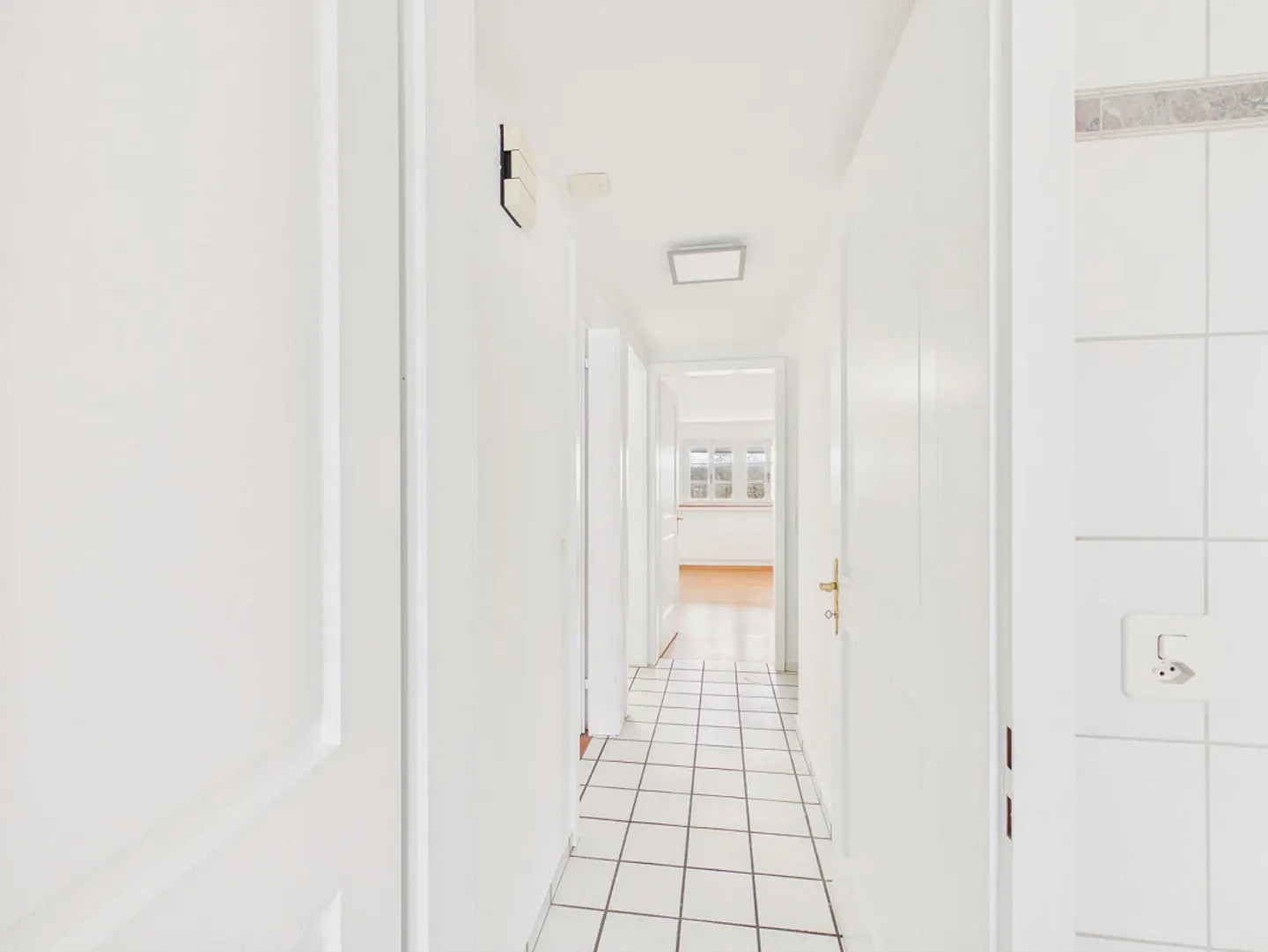 Charming 4.5-Room Townhouse in Historic Surroundings in Mönchaltorf - Photo 12 of 13