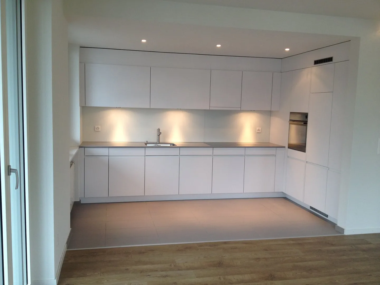 Appartement spacieux en ville avec belle finition et tour de lavage - Photo 3 sur 9