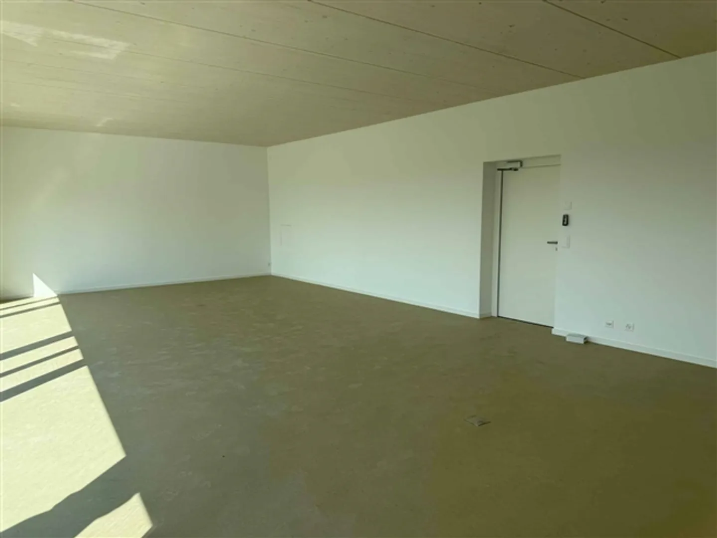 Bureau dans un emplacement idéal - Photo 2 sur 7