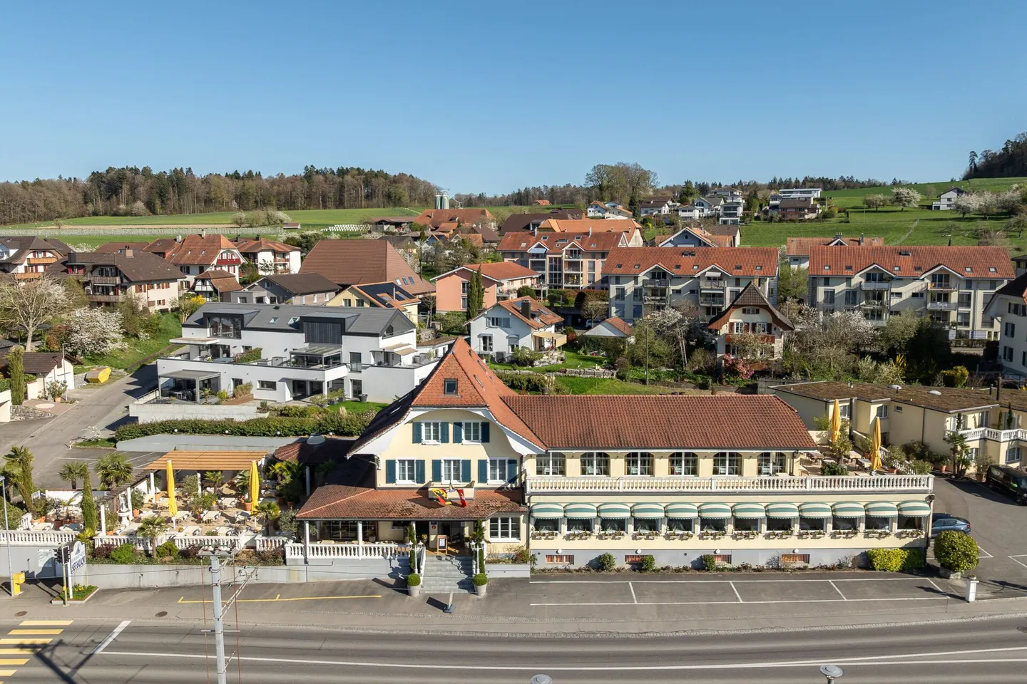 Hotel Restaurant Seeblick & Hotel Pavillon - A unique real estate ensemble on Lake Biel - Photo 5 of 35