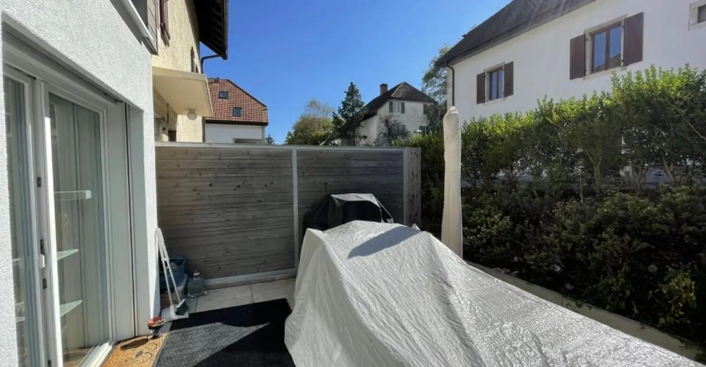 Modern Duplex with Terrace - Photo 3 of 5