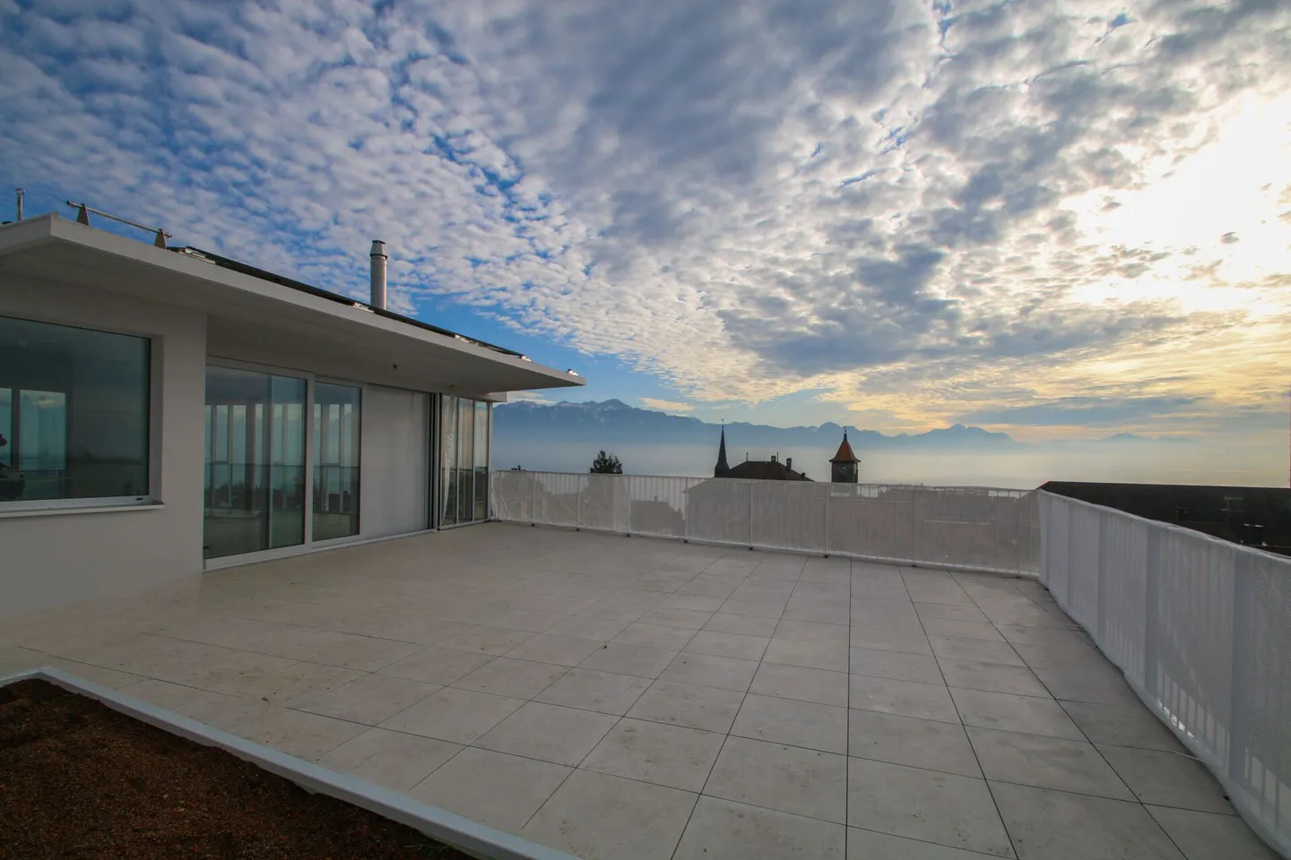 Extraordinary penthouse with 91 m² terrace in the heart of Pully and adjoining studio! - Photo 1 of 10