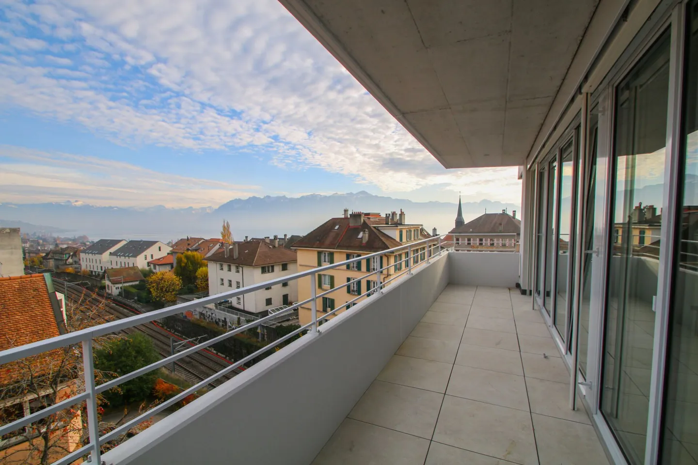 Extraordinary penthouse with 91 m² terrace in the heart of Pully and adjoining studio! - Photo 6 of 10