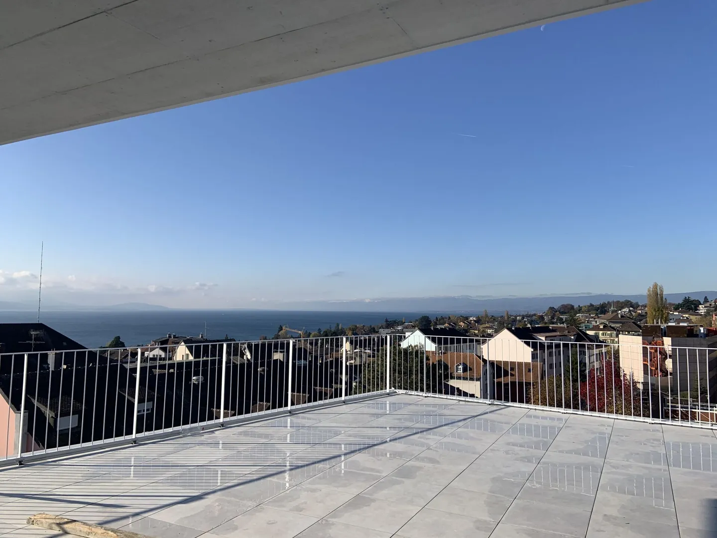 Extraordinary penthouse with 91 m² terrace in the heart of Pully and adjoining studio! - Photo 5 of 10