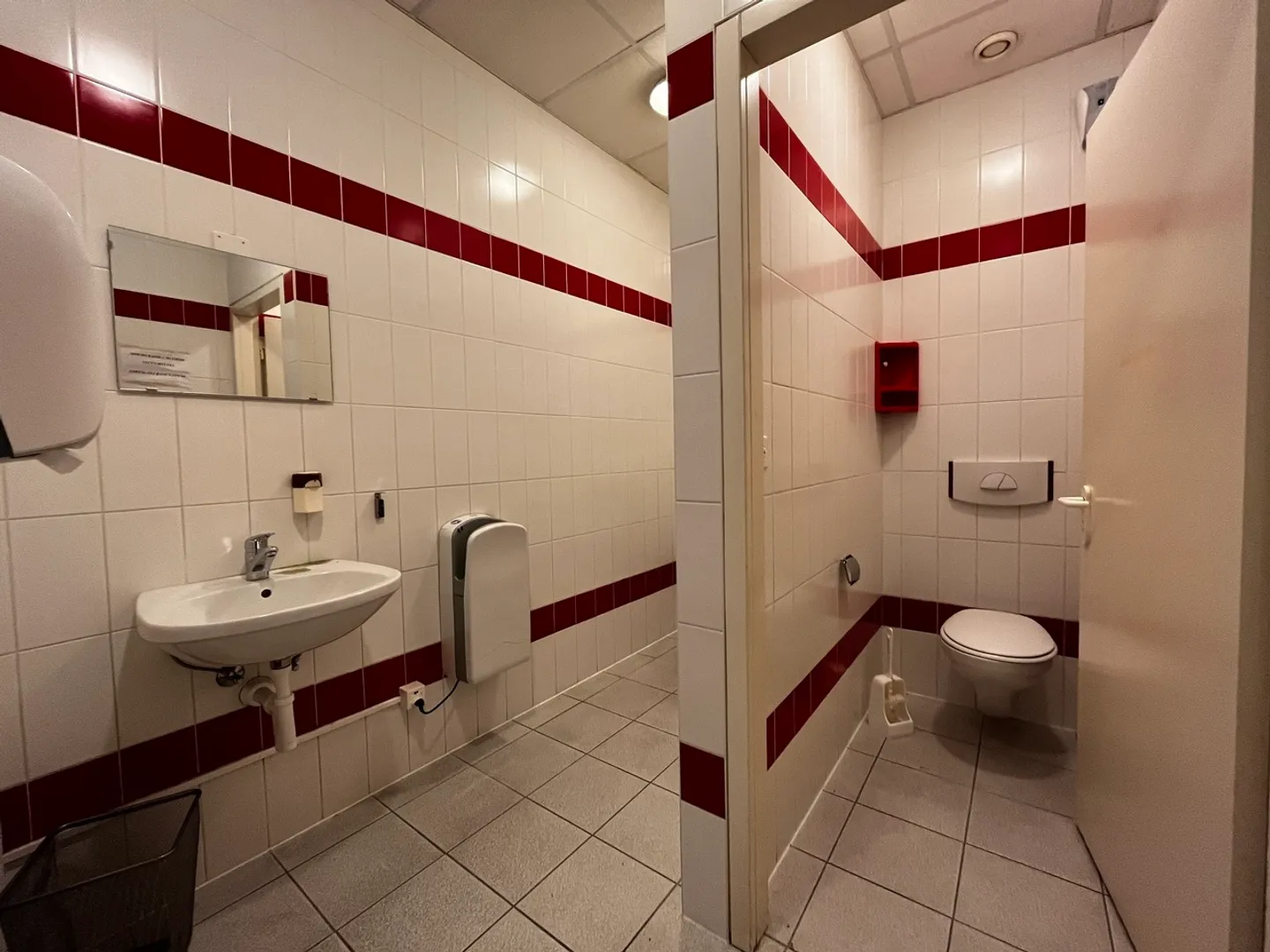 ZI Aclens-Moulin-de-Choc B - showroom, bureaux ou locaux de 279 m2 - Photo 5 sur 13