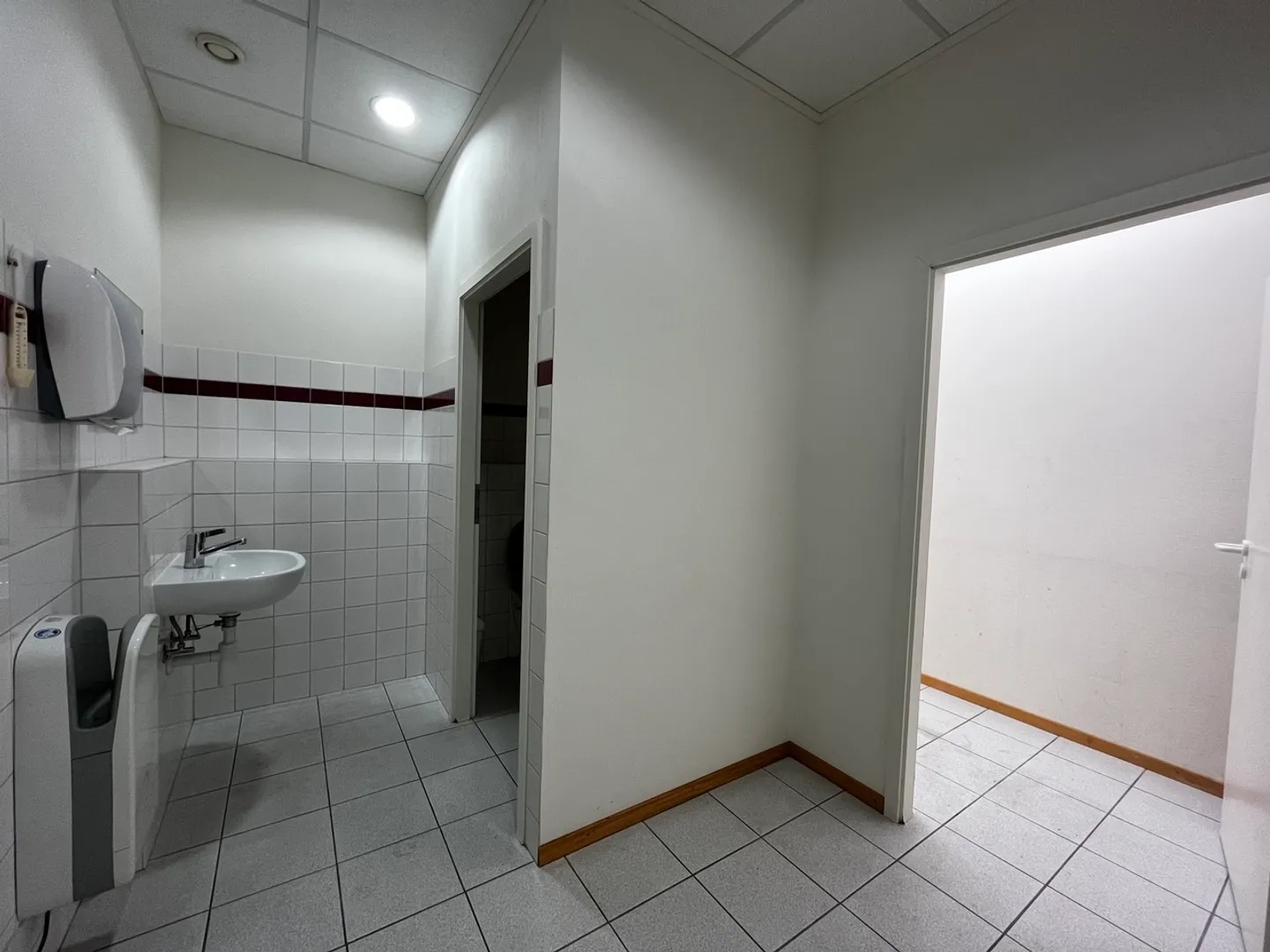 ZI Aclens-Moulin-de-Choc B - showroom, bureaux ou locaux de 279 m2 - Photo 6 sur 13