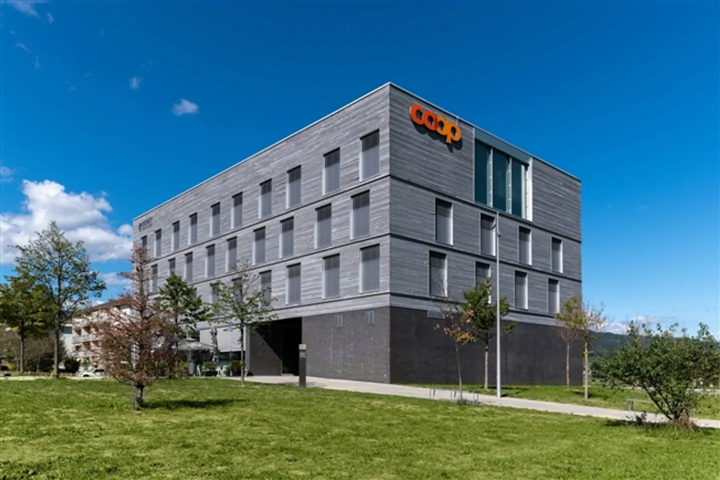 Bureaux dans un immeuble administratif et commercial - Photo 1 sur 4