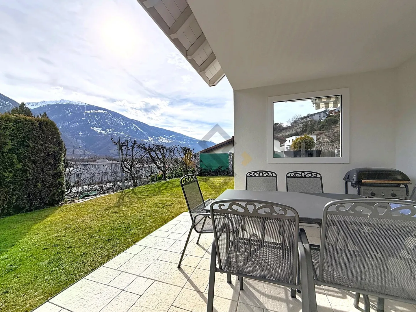 Charming Family Villa in Quiet Area - Photo 2 of 12