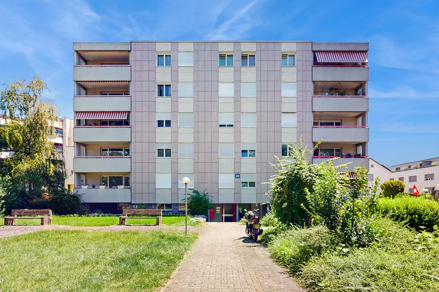 Helle Wohnung mit grossem Balkon - Foto 1 von 10