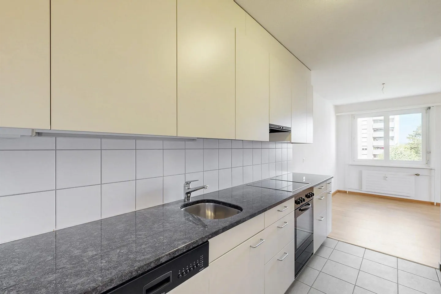 Helle Wohnung mit grossem Balkon - Foto 2 von 10