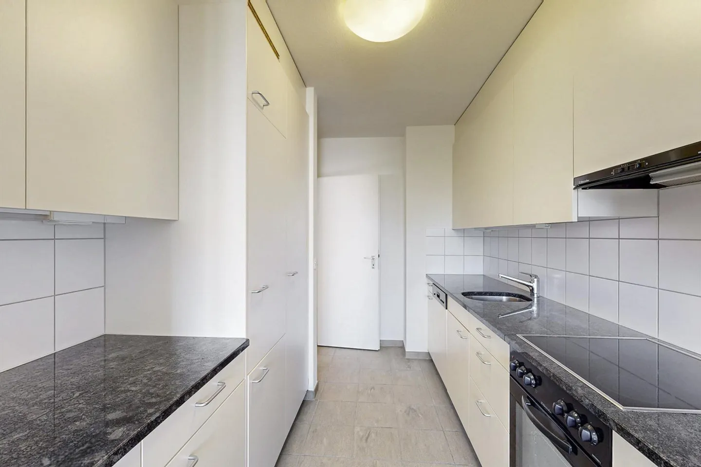 Helle Wohnung mit grossem Balkon - Foto 3 von 10