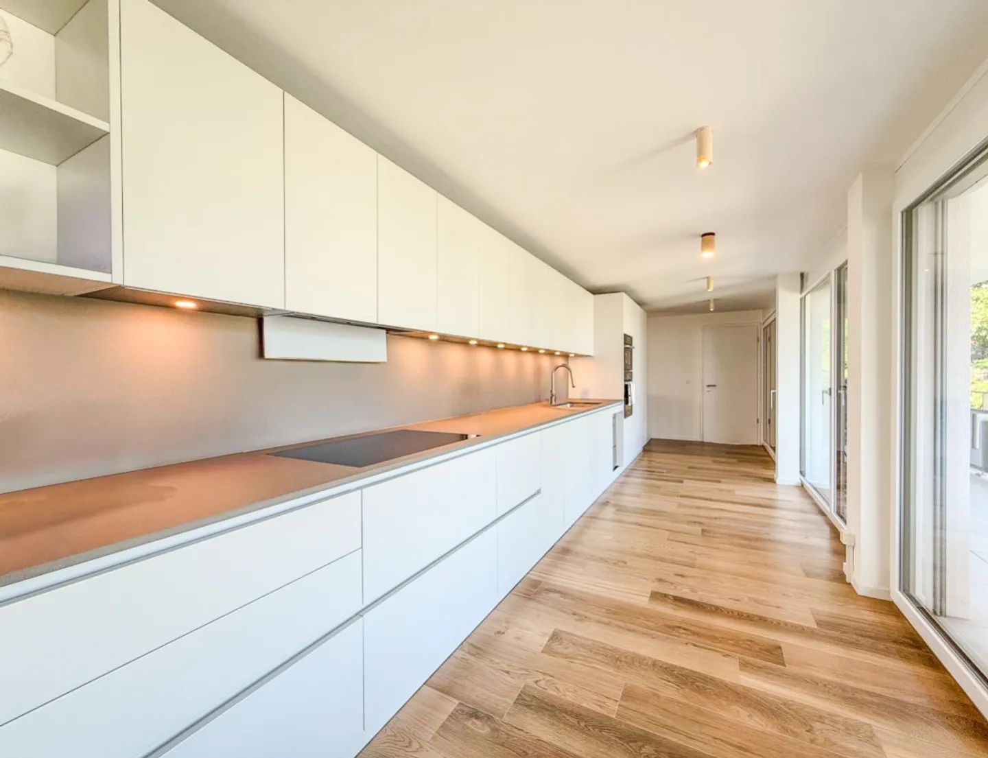 AVEC CLIMATISATION INTÉGRÉE - Grand appartement de 4,5 pièces de 130 m² PPE - Terrasse de 25 m² - Photo 1 sur 12