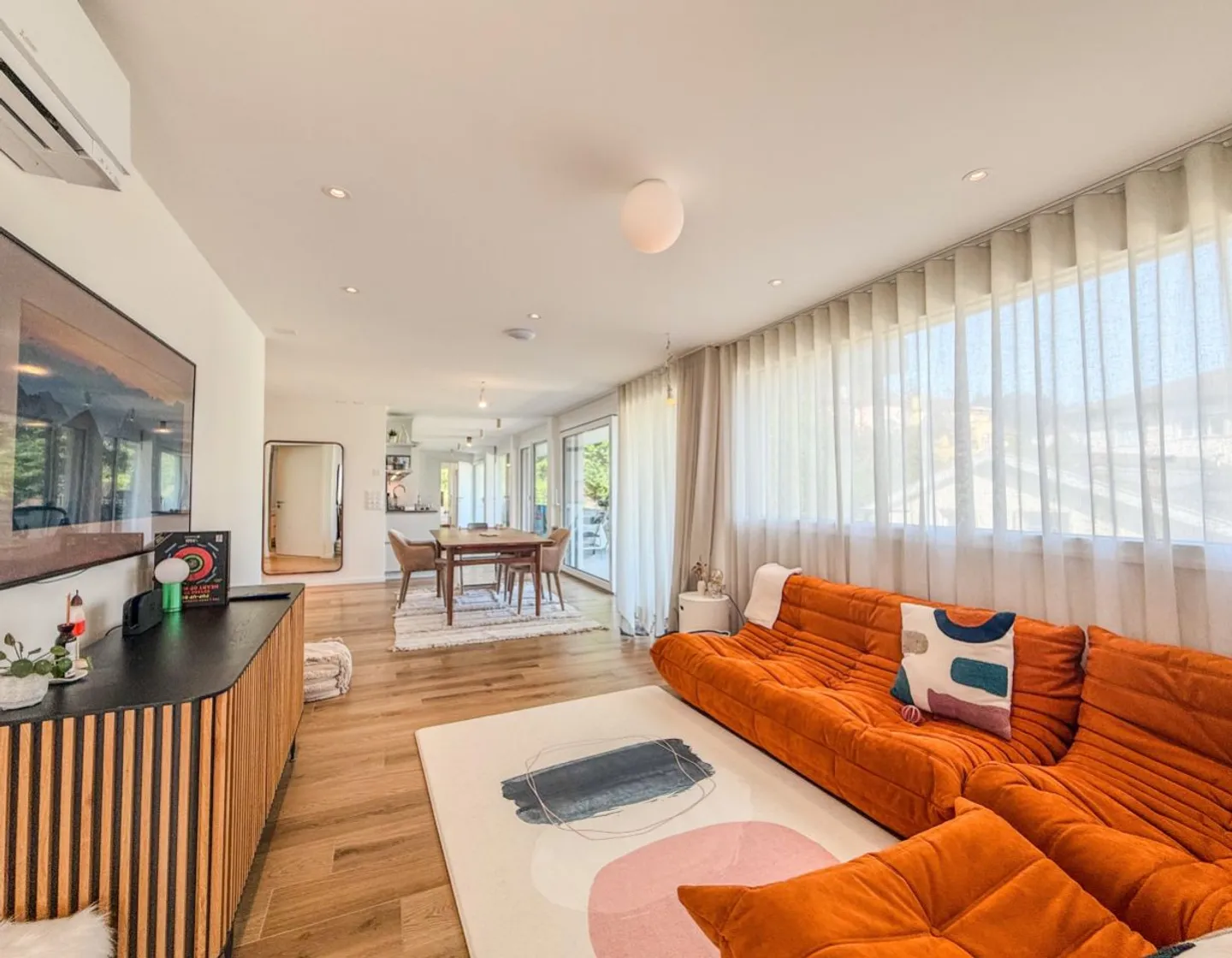 AVEC CLIMATISATION INTÉGRÉE - Grand appartement de 4,5 pièces de 130 m² PPE - Terrasse de 25 m² - Photo 2 sur 12