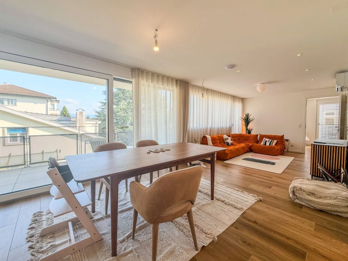 AVEC CLIMATISATION INTÉGRÉE - Grand appartement de 4,5 pièces de 130 m² PPE - Terrasse de 25 m² - Photo 3 sur 12
