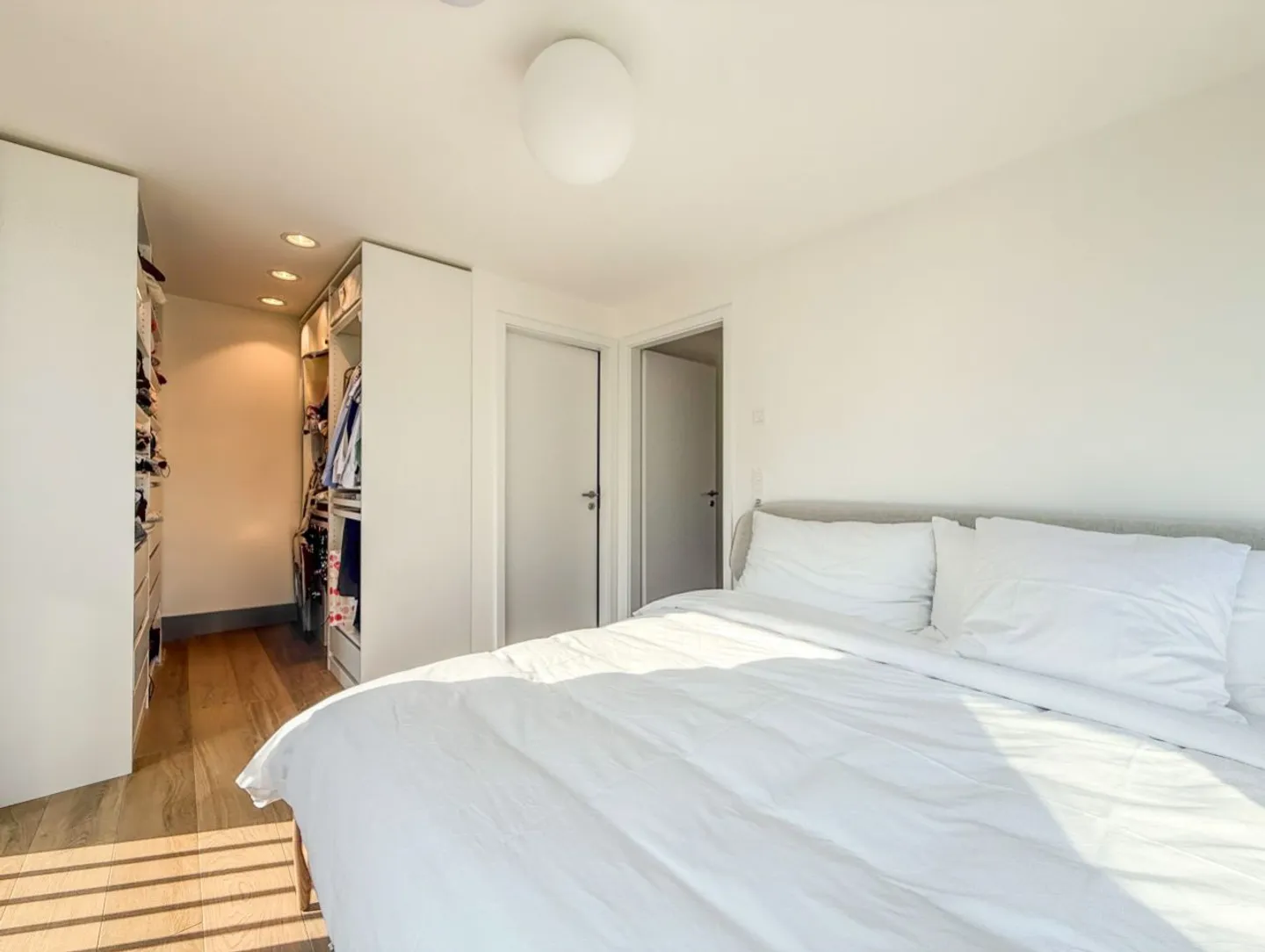 AVEC CLIMATISATION INTÉGRÉE - Grand appartement de 4,5 pièces de 130 m² PPE - Terrasse de 25 m² - Photo 4 sur 12