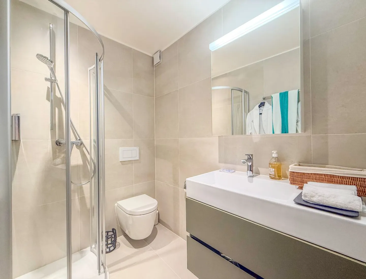 AVEC CLIMATISATION INTÉGRÉE - Grand appartement de 4,5 pièces de 130 m² PPE - Terrasse de 25 m² - Photo 5 sur 12