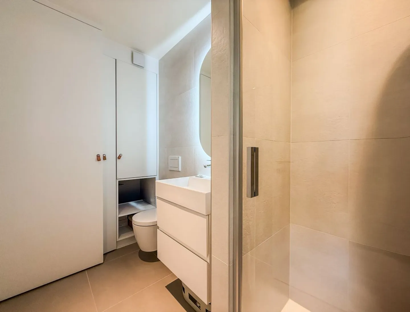 AVEC CLIMATISATION INTÉGRÉE - Grand appartement de 4,5 pièces de 130 m² PPE - Terrasse de 25 m² - Photo 10 sur 12
