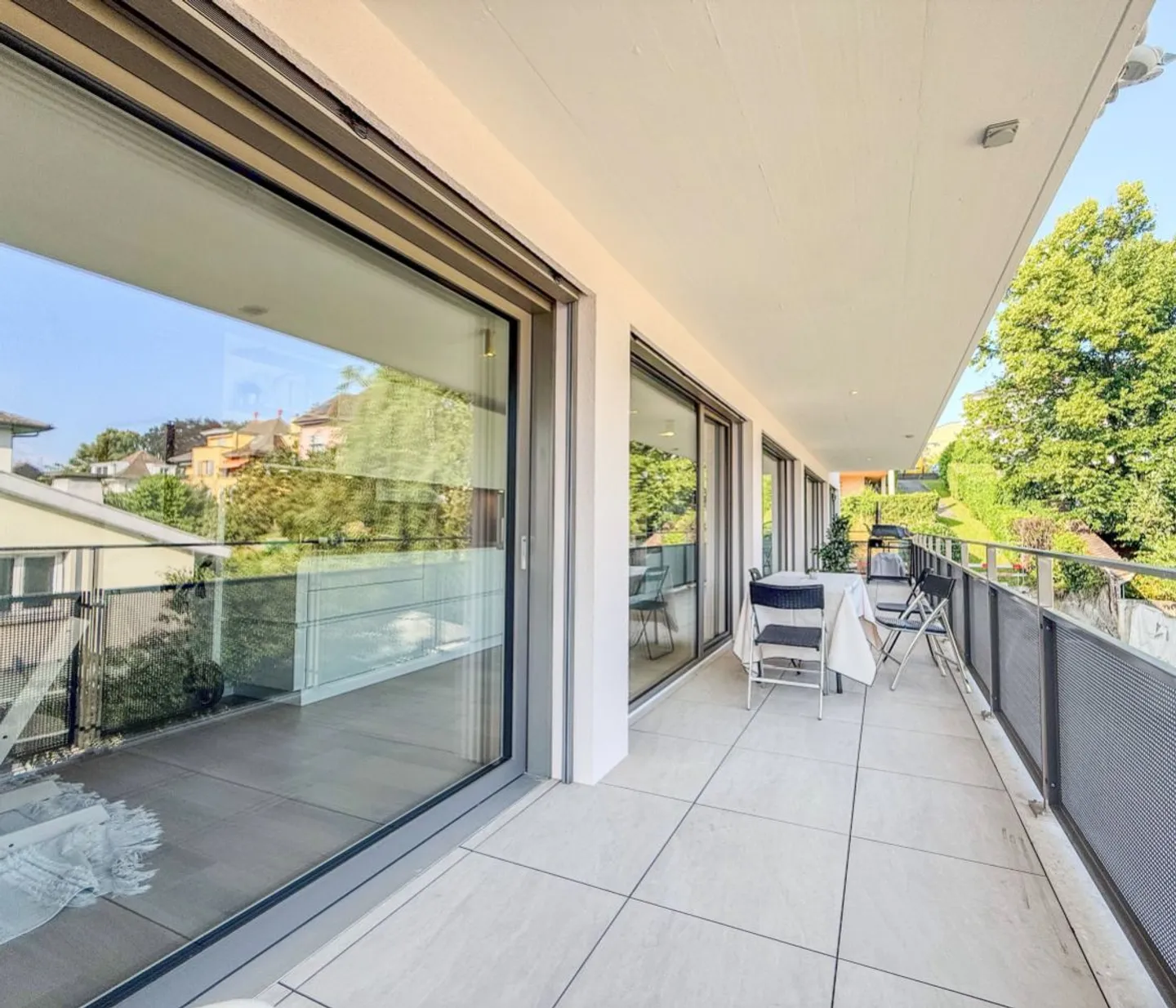 AVEC CLIMATISATION INTÉGRÉE - Grand appartement de 4,5 pièces de 130 m² PPE - Terrasse de 25 m² - Photo 11 sur 12