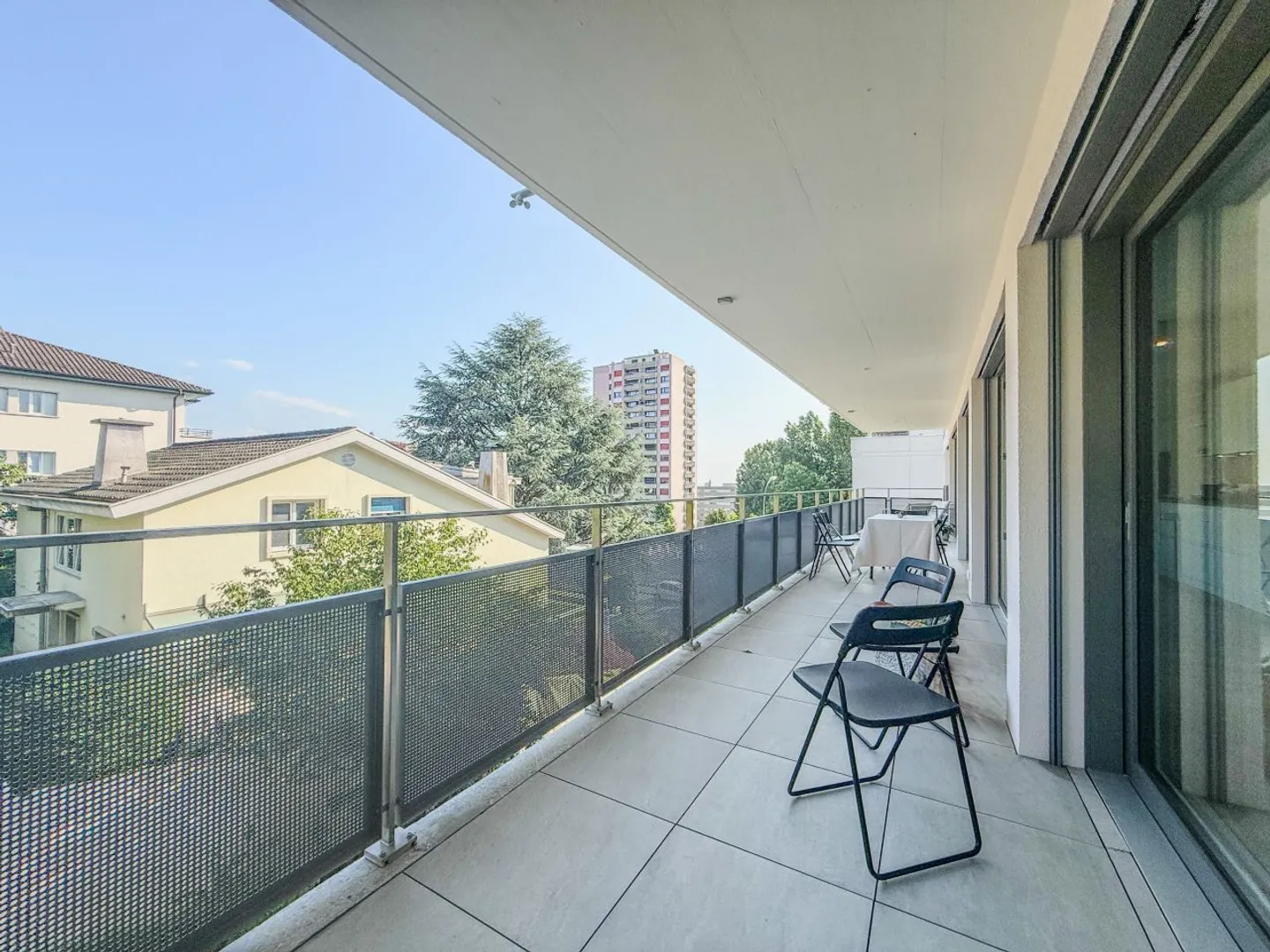AVEC CLIMATISATION INTÉGRÉE - Grand appartement de 4,5 pièces de 130 m² PPE - Terrasse de 25 m² - Photo 12 sur 12