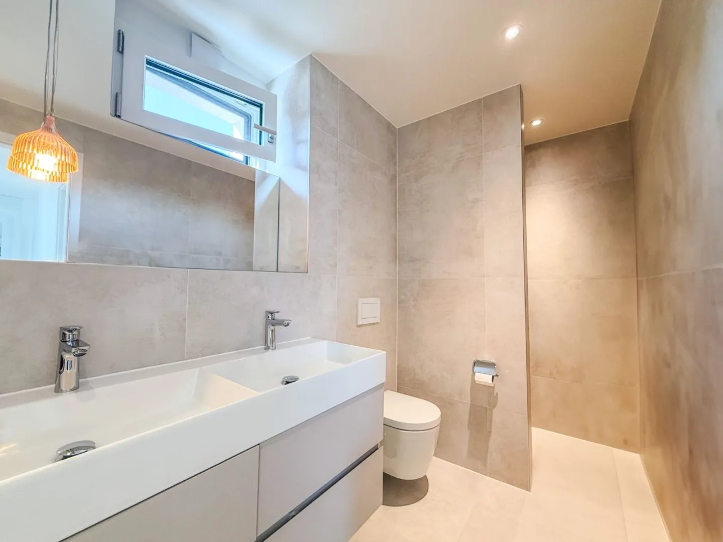 AVEC CLIMATISATION INTÉGRÉE - Grand appartement de 4,5 pièces de 130 m² PPE - Terrasse de 25 m² - Photo 7 sur 12