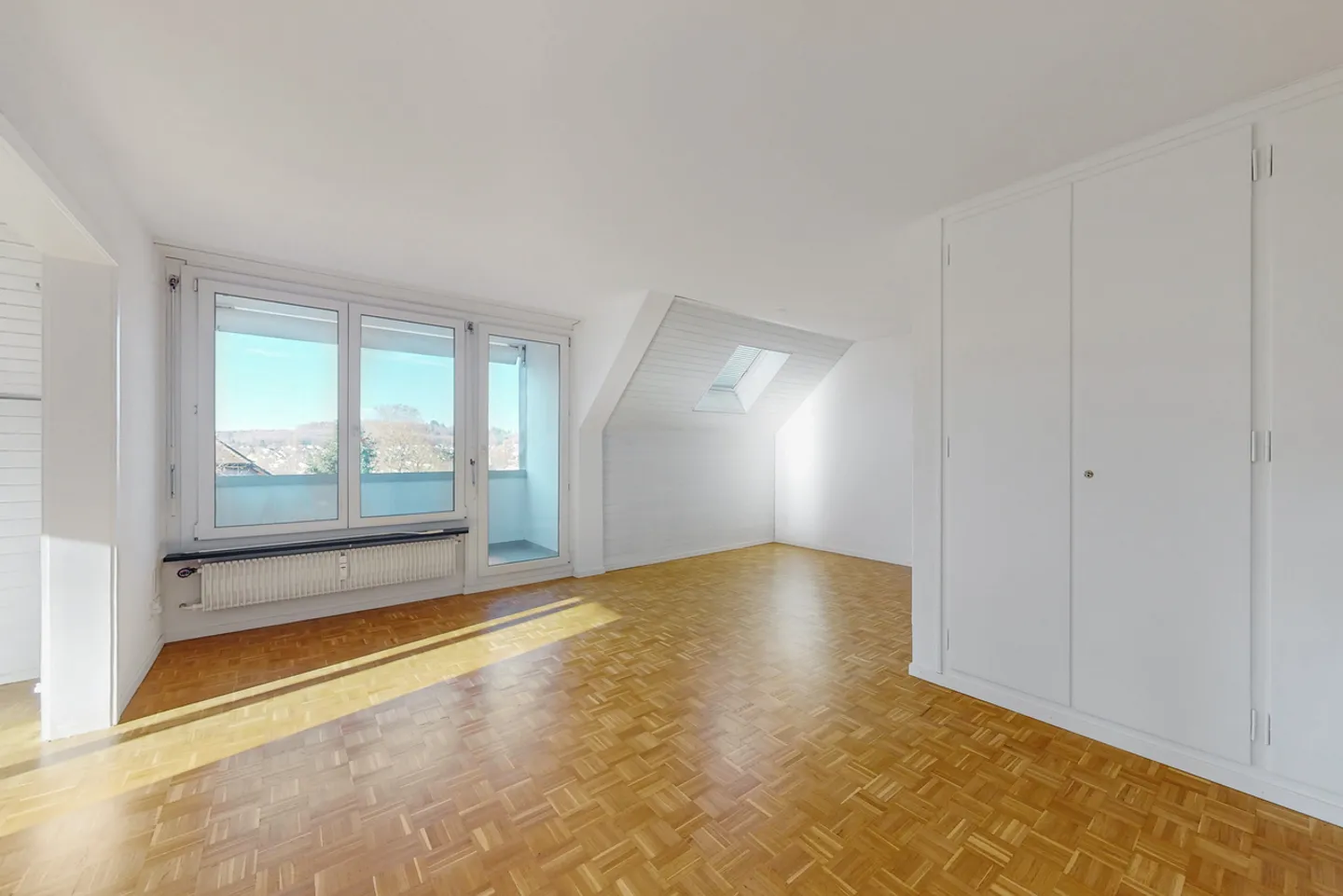Charmante Dachwohnung mit Cheminée - Foto 3 von 9