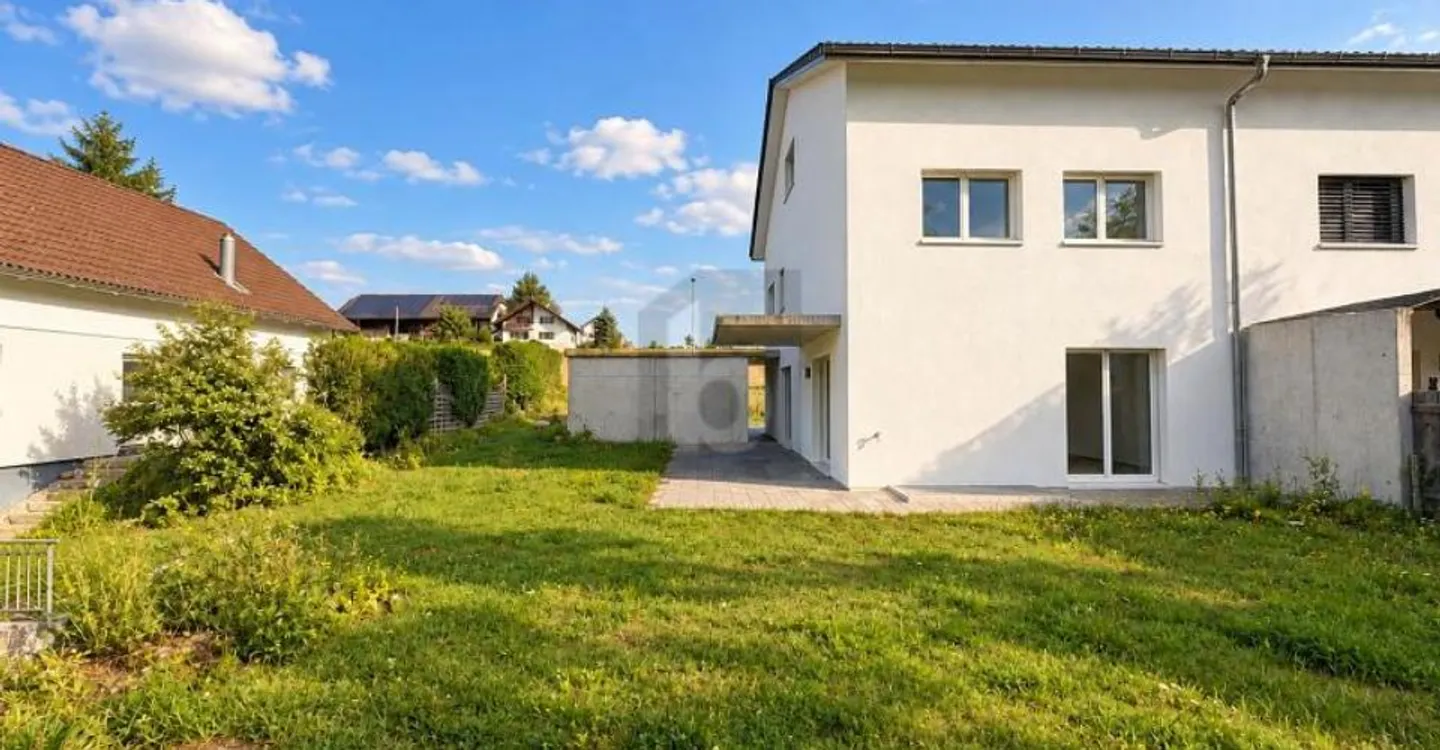SPACIOUS LIVING SPACE AND LARGE GARDEN - Photo 1 of 6