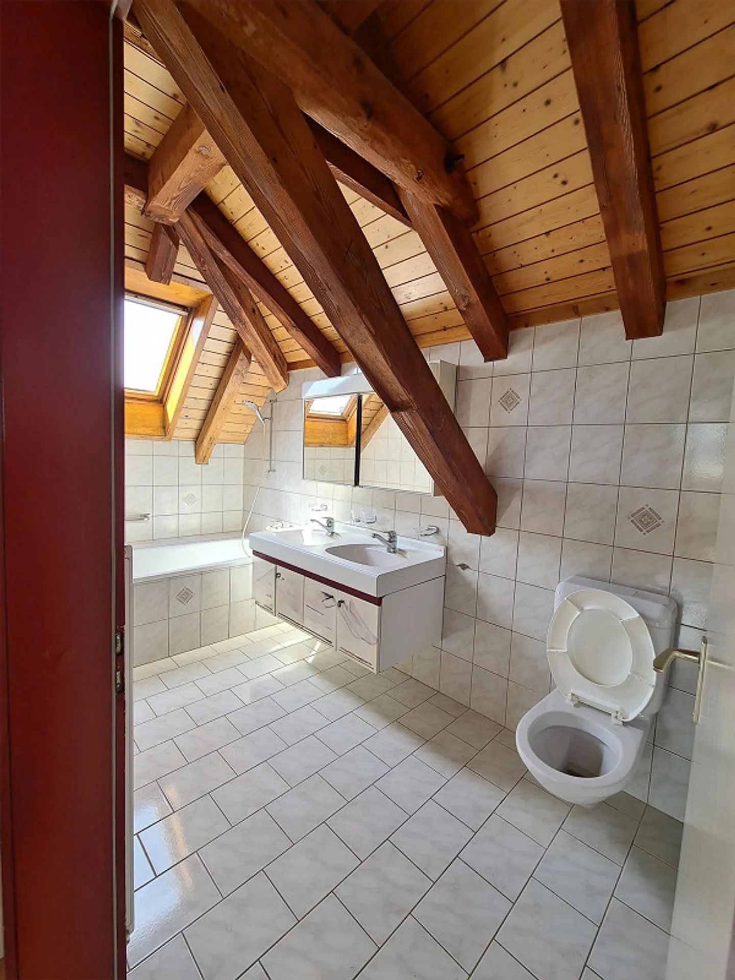 3.5-room attic apartment with fireplace and lake view - Photo 3 of 15