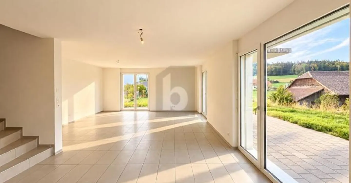 SPACIOUS LIVING SPACE AND LARGE GARDEN - Photo 2 of 6