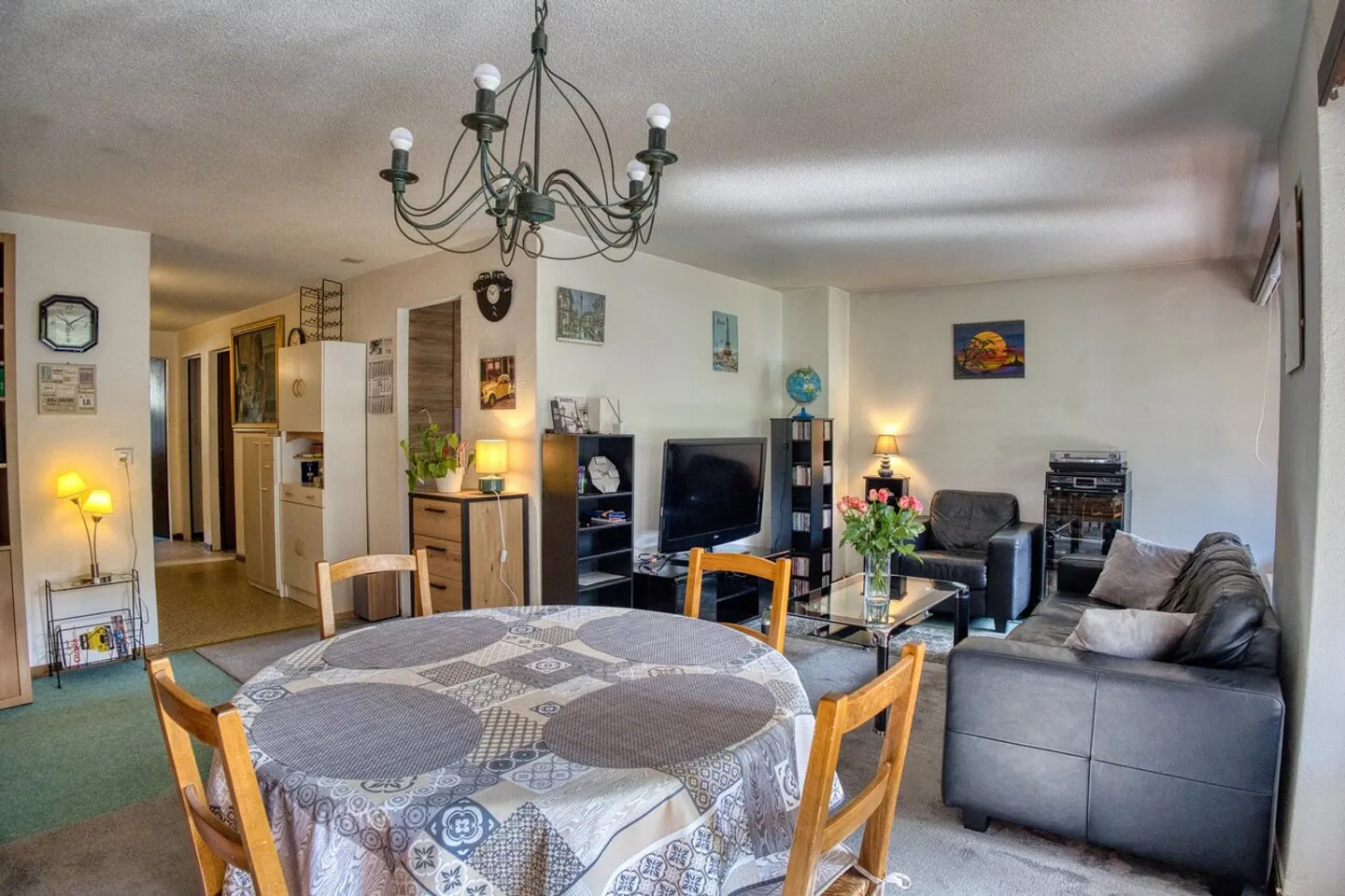 Sonnige 4,5-Zimmer-Wohnung in der Nähe von Annehmlichkeiten - Foto 2 von 13