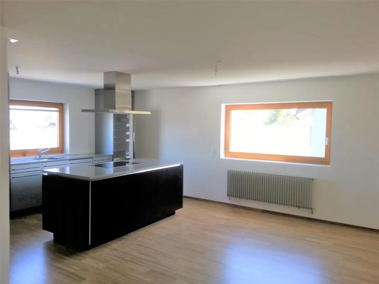 Bright, modern apartment with large balcony - Photo 2 of 11