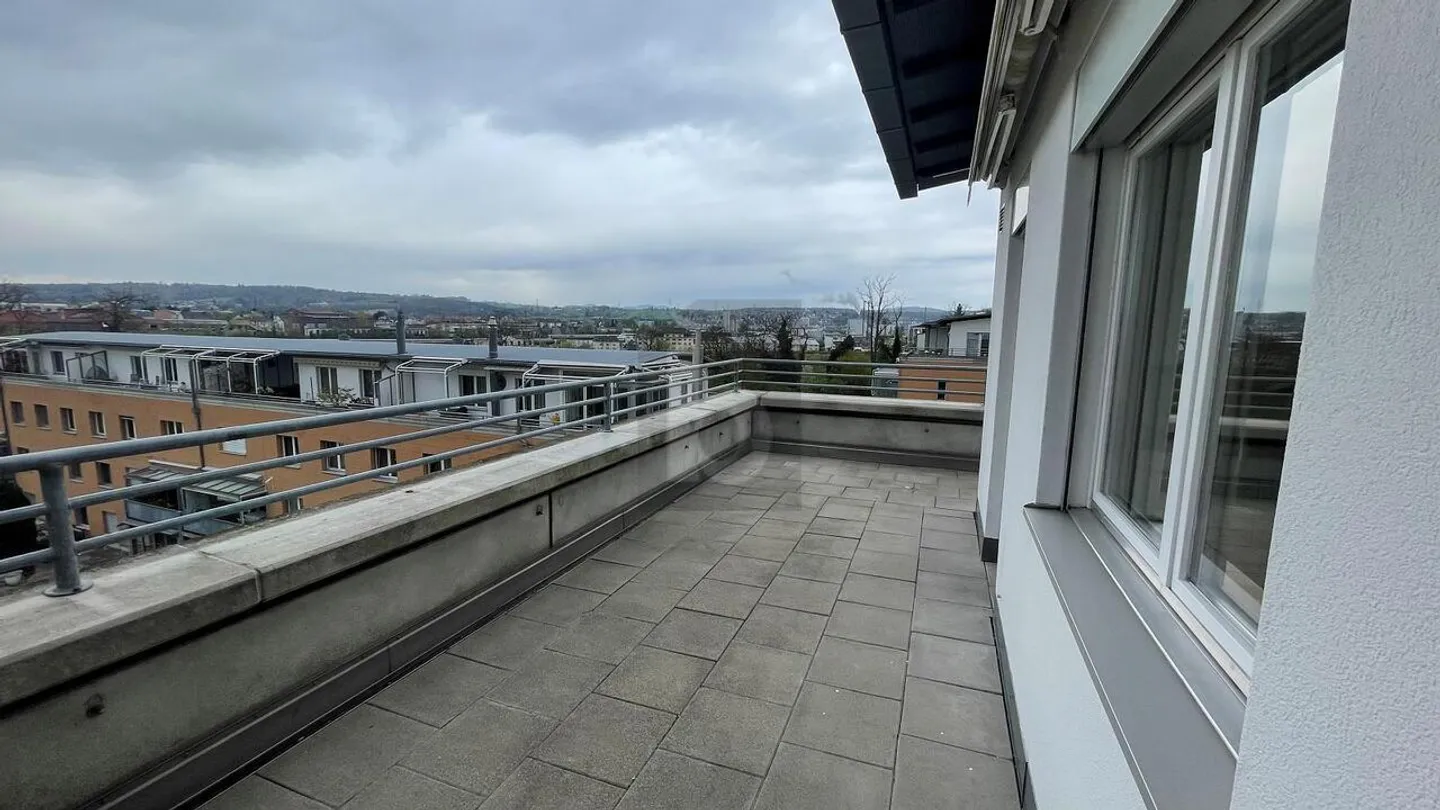 GROSSZÜGIG MIT BALKON UND WEITSICHT - Foto 1 von 6