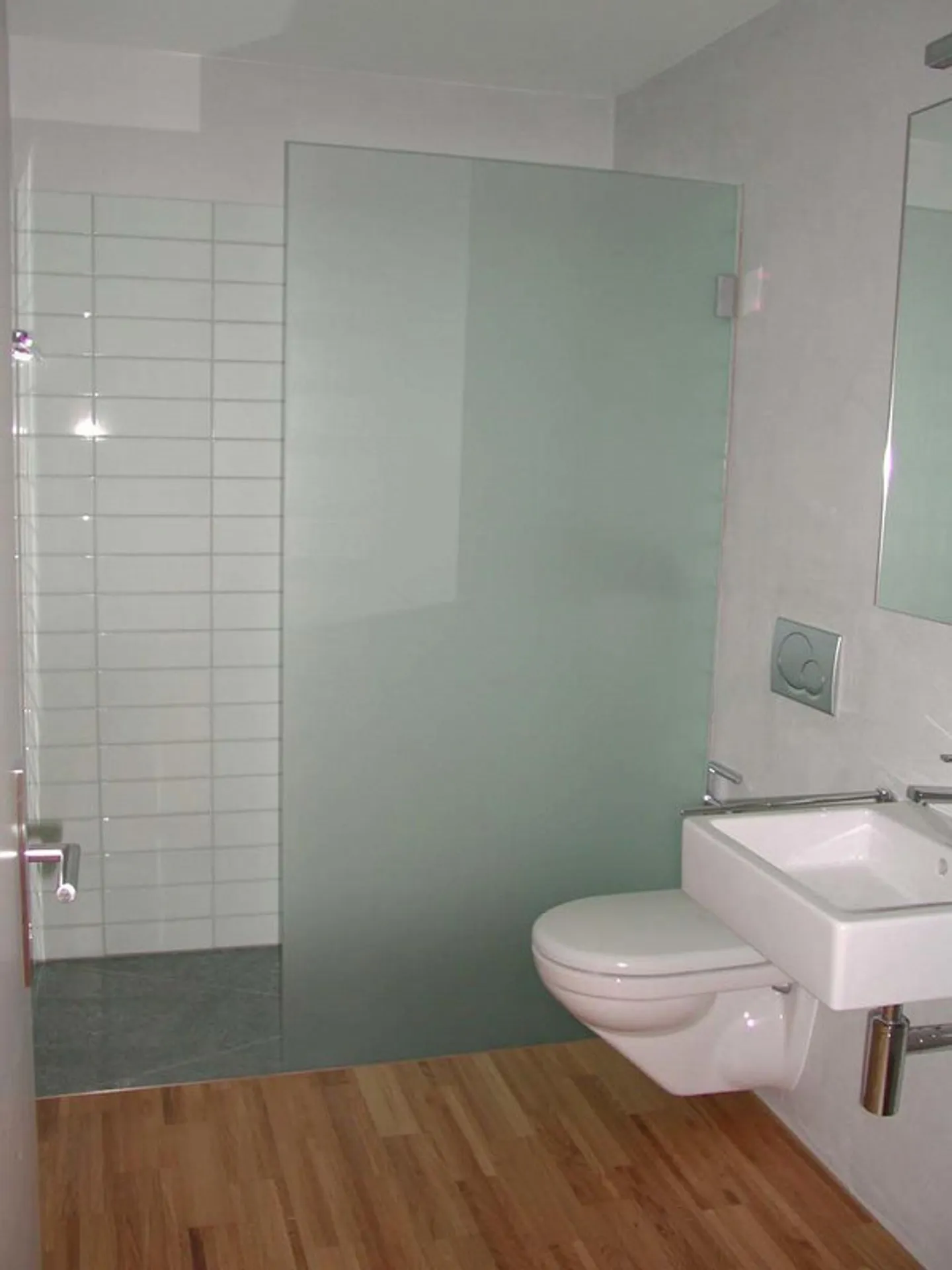 Bright, modern apartment with large balcony - Photo 9 of 11