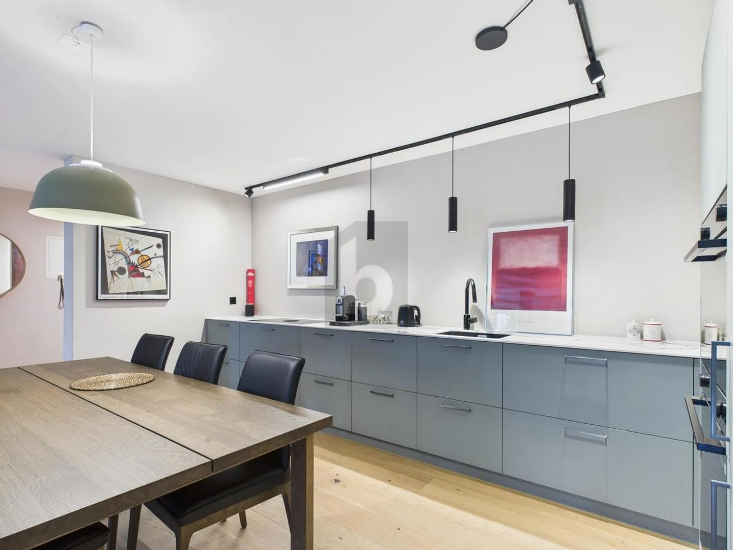 HOCHWERTIG MÖBLIERT, AN ZENTRALER LAGE - Foto 5 von 6