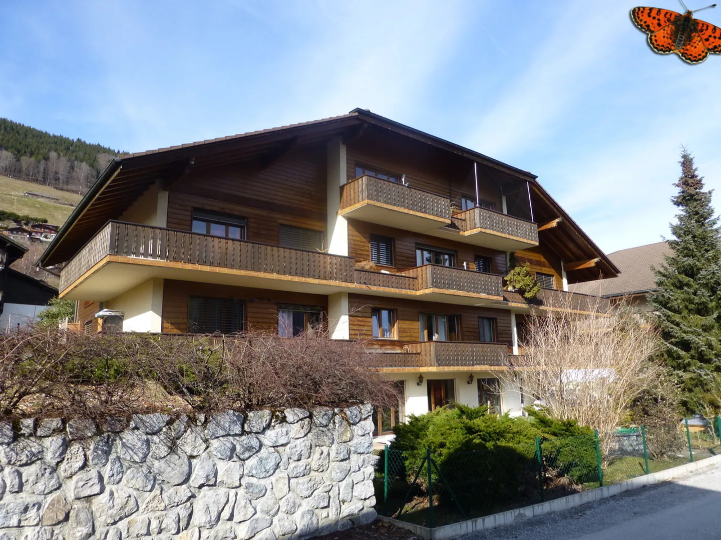 CHIC 3 ½ ROOMS RENOVATED - Large V-shaped balcony of 25m²! - Photo 1 of 11