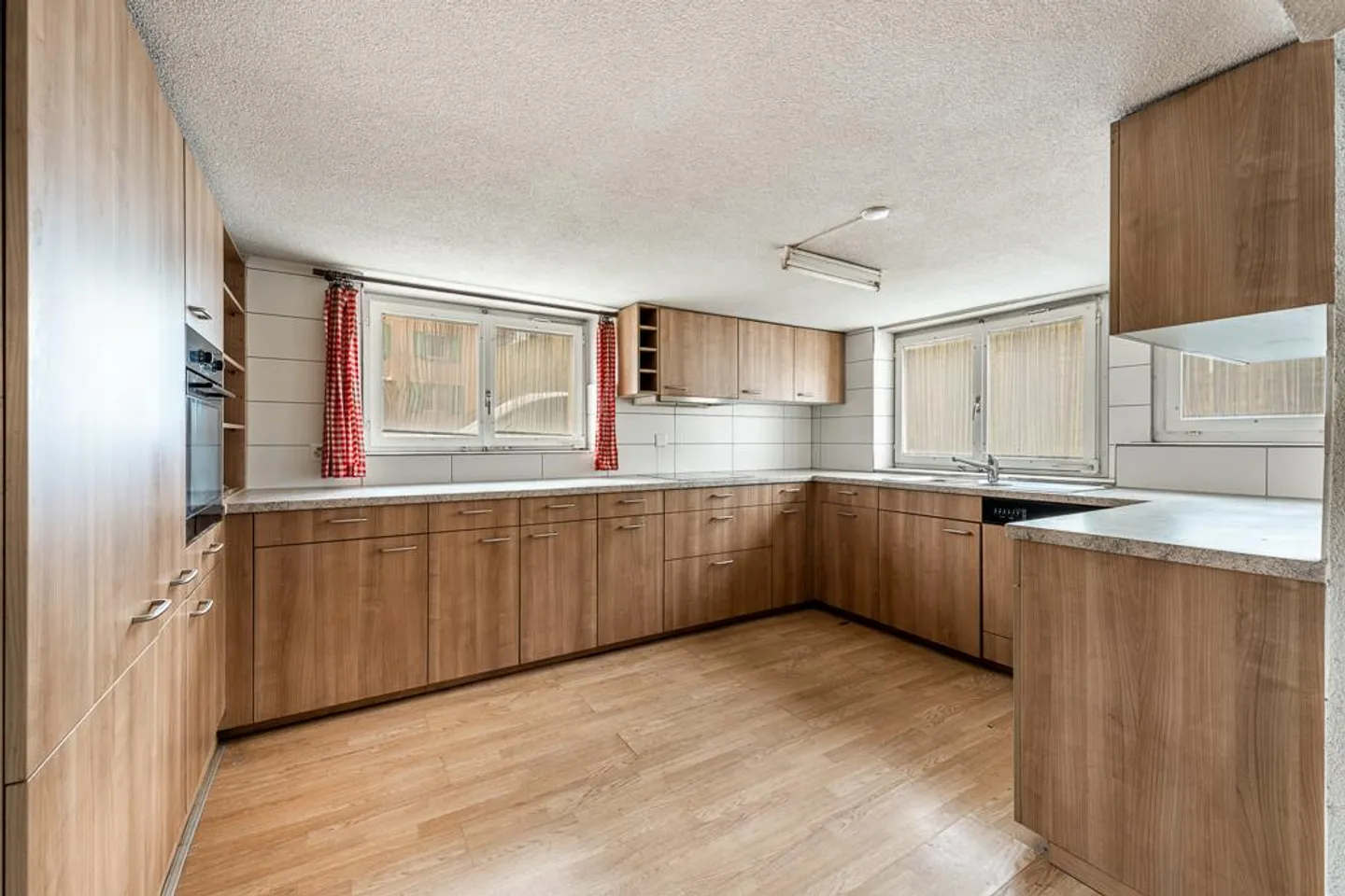 Hettenschwil : Maison résidentielle de 5 pièces avec partie commerciale et grange - Photo 3 sur 9