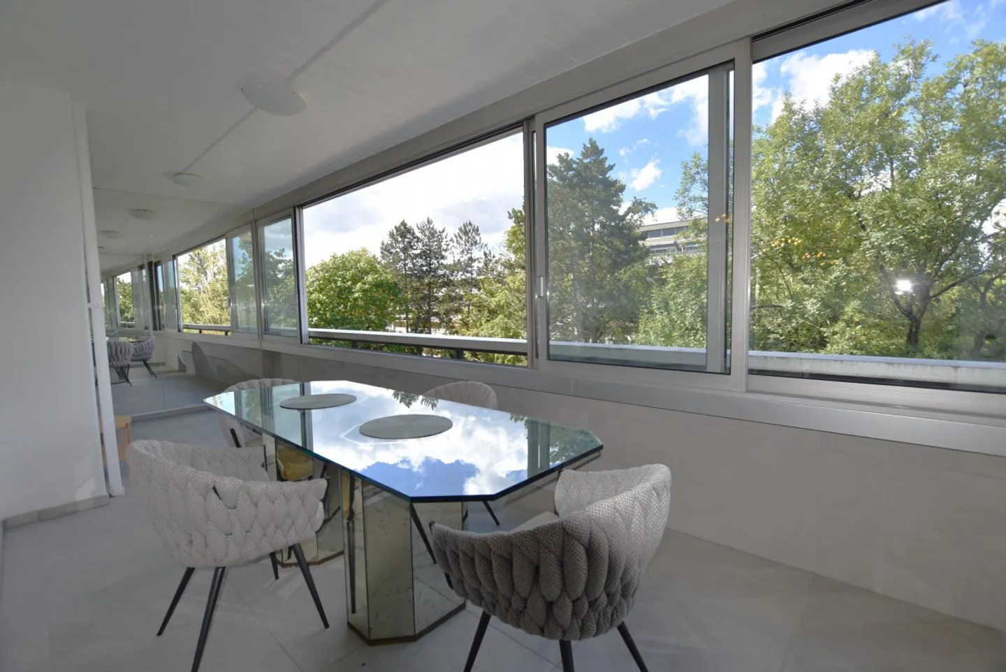 LUXURIOUS AND SPACIOUS APARTMENT IN A LUXURY RESIDENCE - Photo 4 of 10