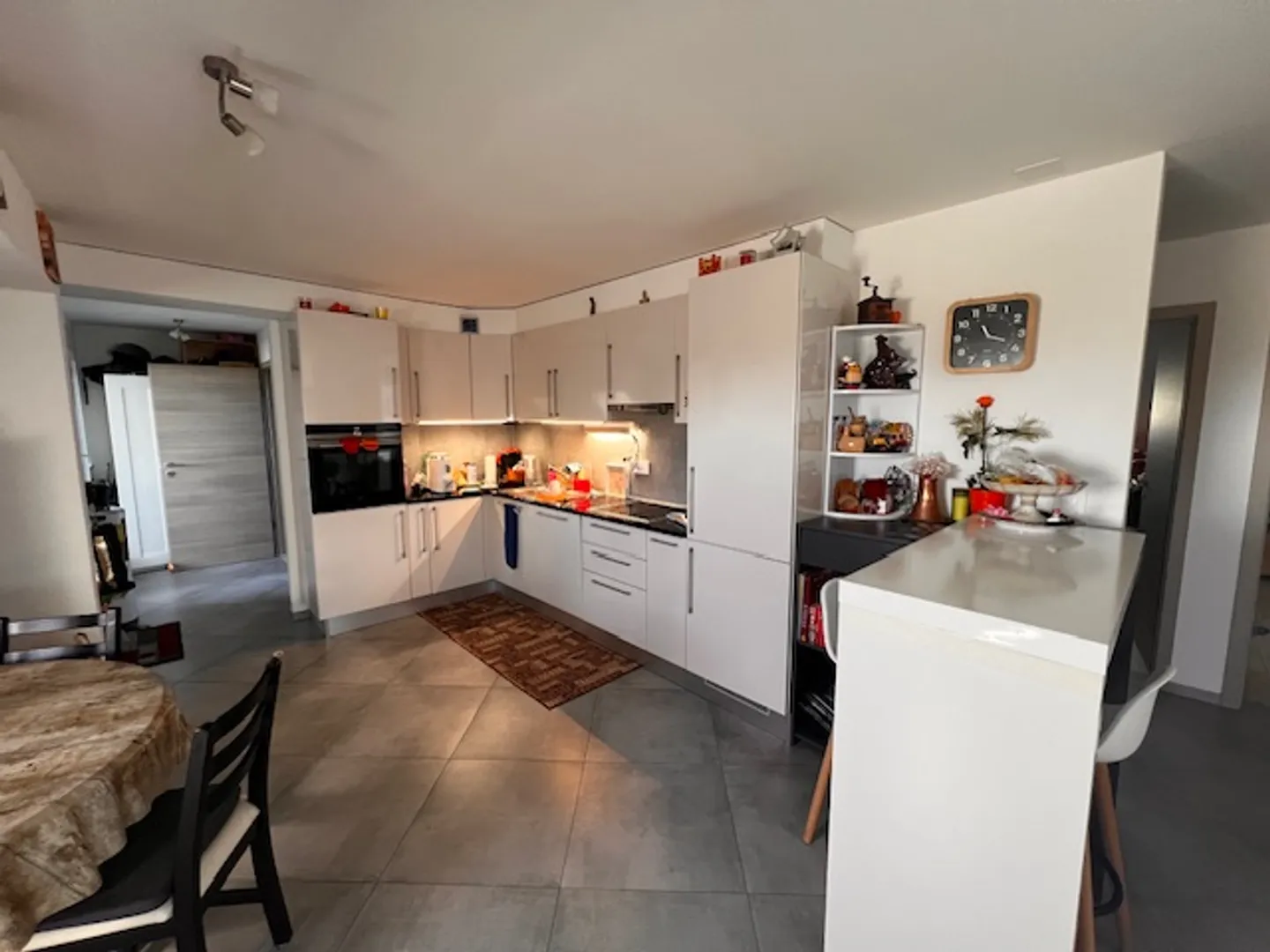 Appartement quasi neuf in Attika mit Terrasse in Villars-le-Terroir - Foto 1 von 14