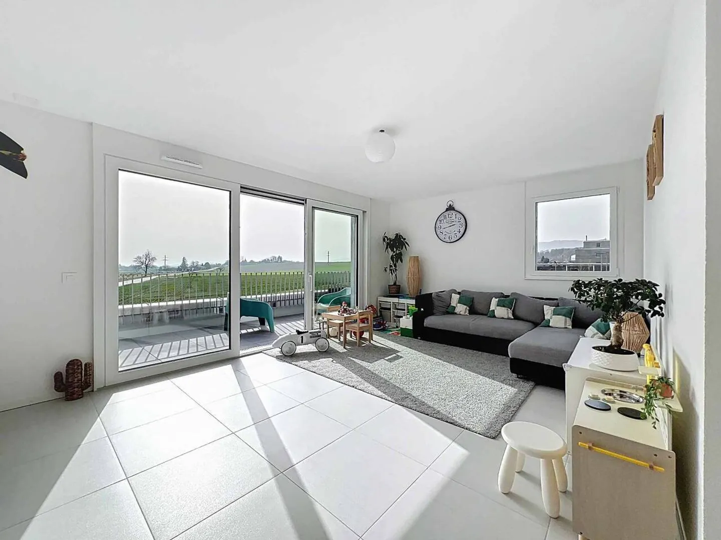 Modern Apartment with Lake View - Photo 3 of 11