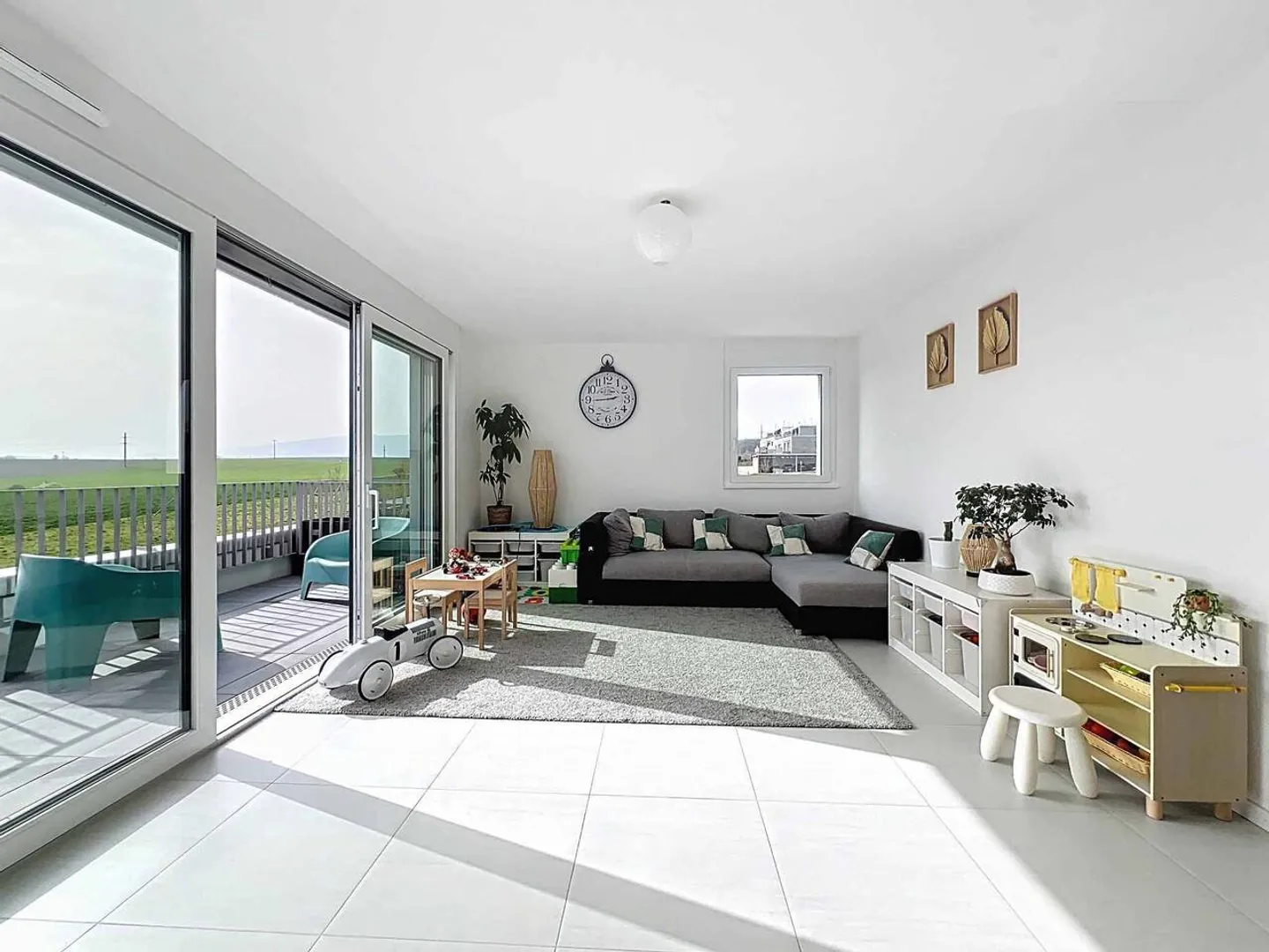 Modern Apartment with Lake View - Photo 4 of 11