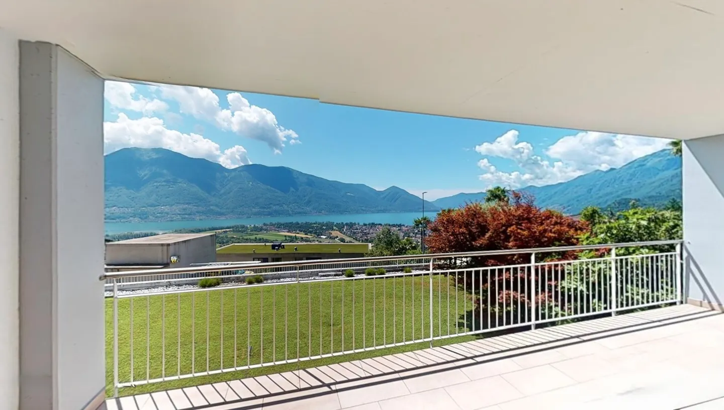 Appartamento con terrazza e vista lago e posto auto - Foto 1 di 11