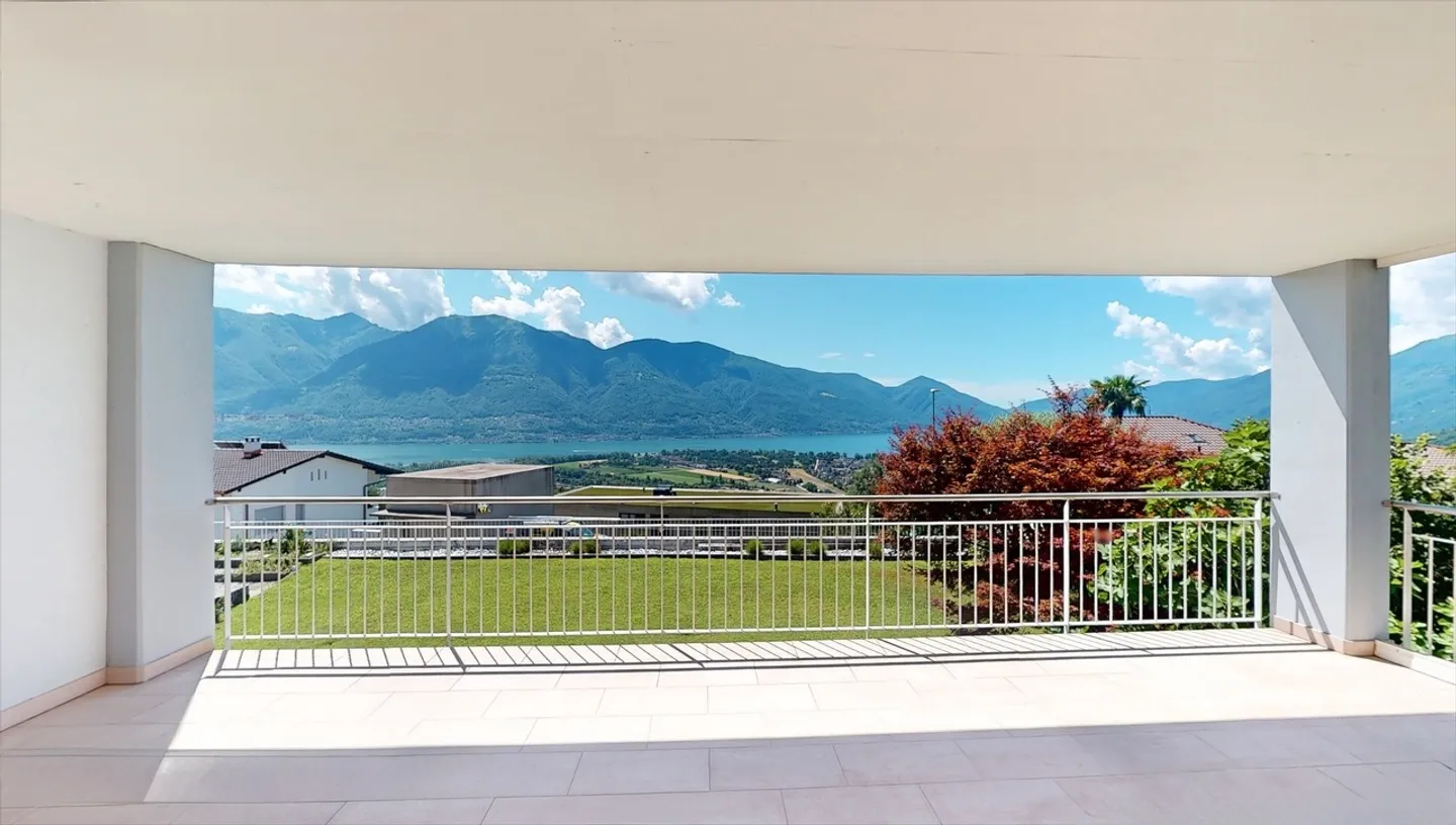 Appartamento con terrazza e vista lago e posto auto - Foto 2 di 11
