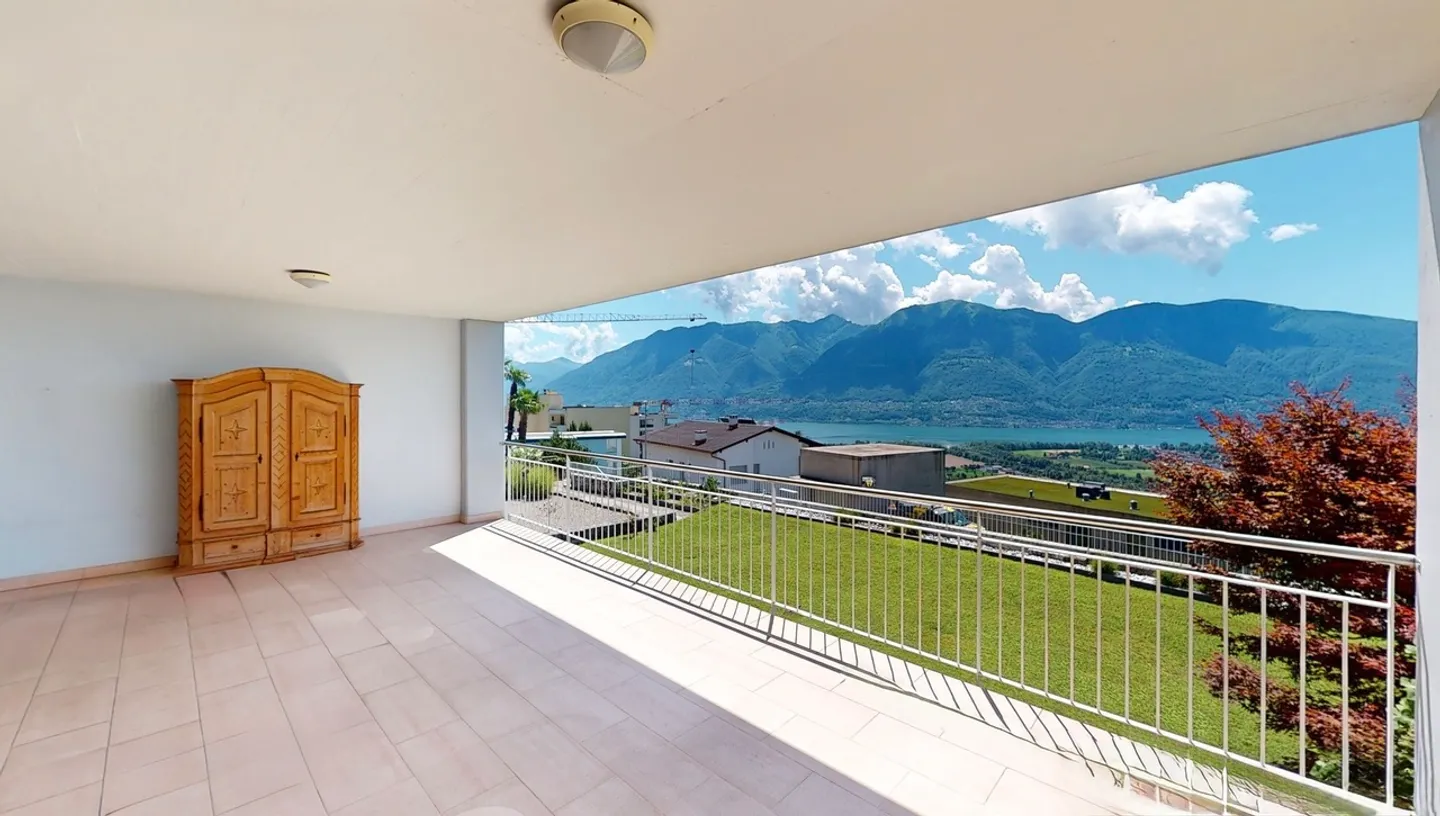 Appartamento con terrazza e vista lago e posto auto - Foto 3 di 11
