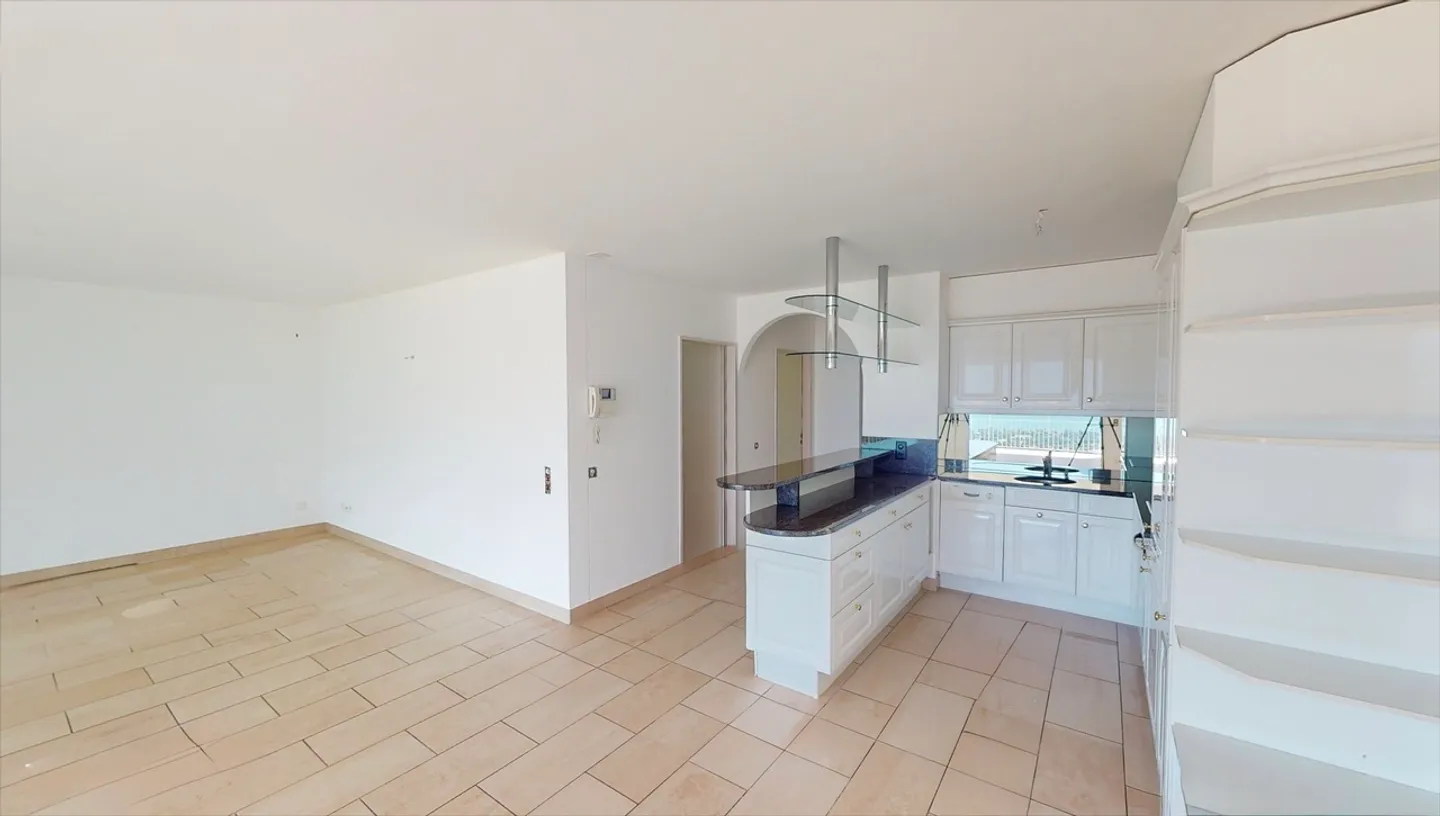 Appartamento con terrazza e vista lago e posto auto - Foto 4 di 11