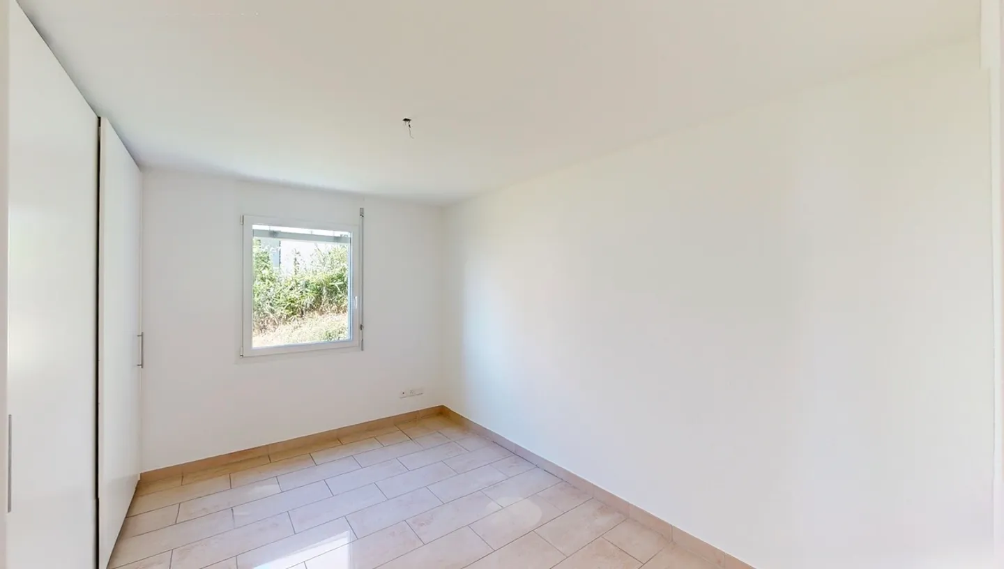 Appartamento con terrazza e vista lago e posto auto - Foto 5 di 11