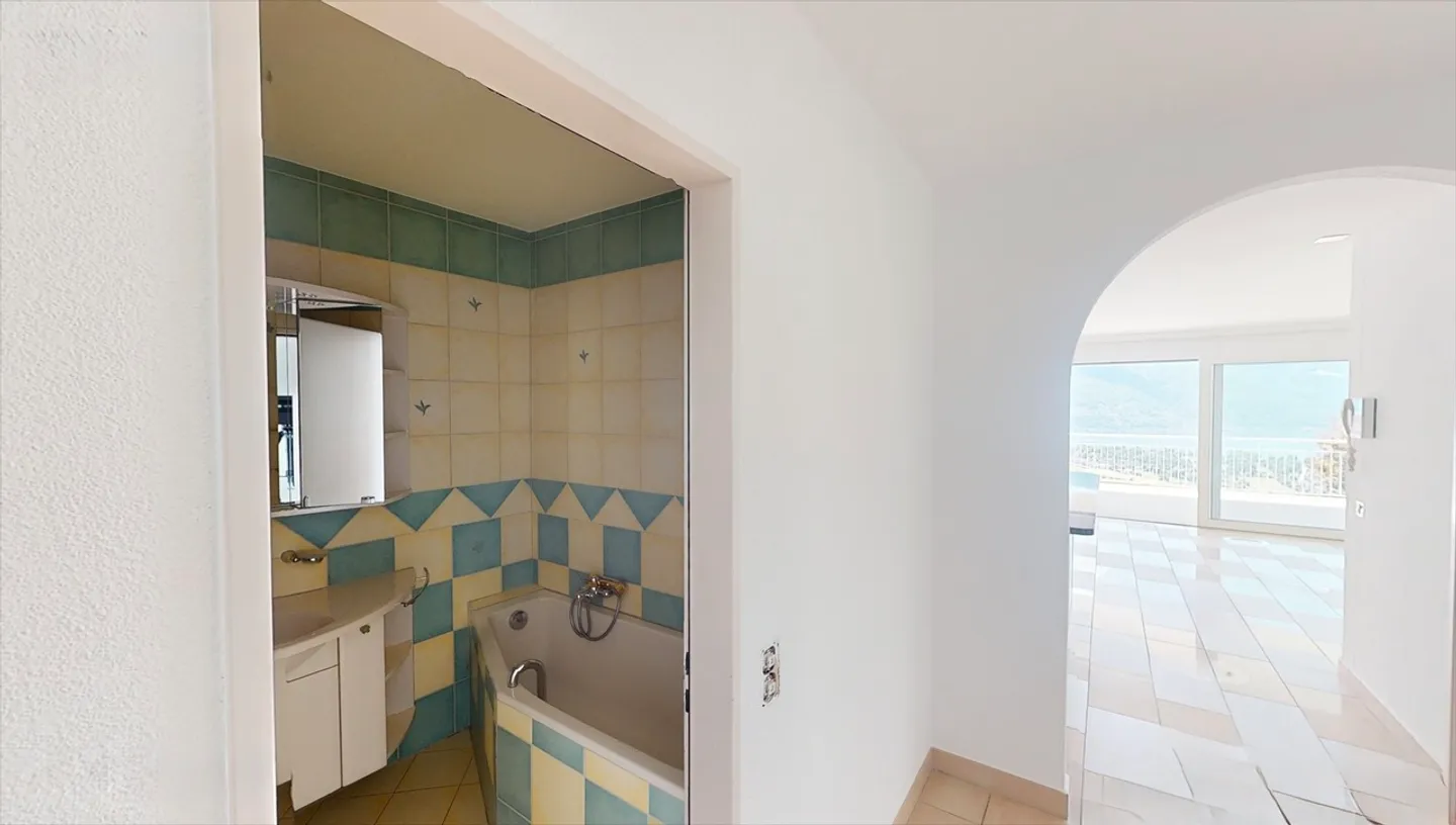 Appartamento con terrazza e vista lago e posto auto - Foto 7 di 11