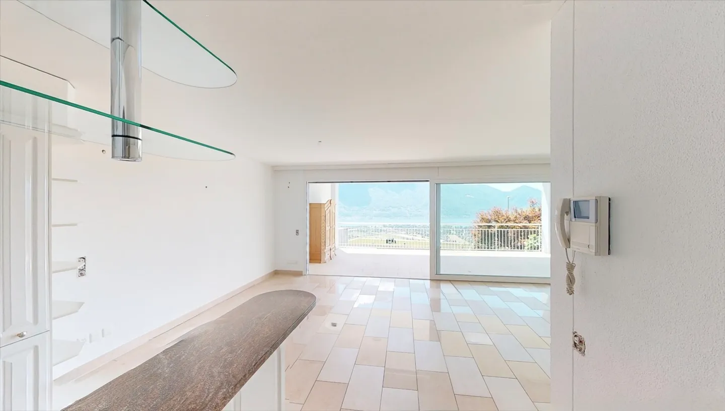 Appartamento con terrazza e vista lago e posto auto - Foto 8 di 11