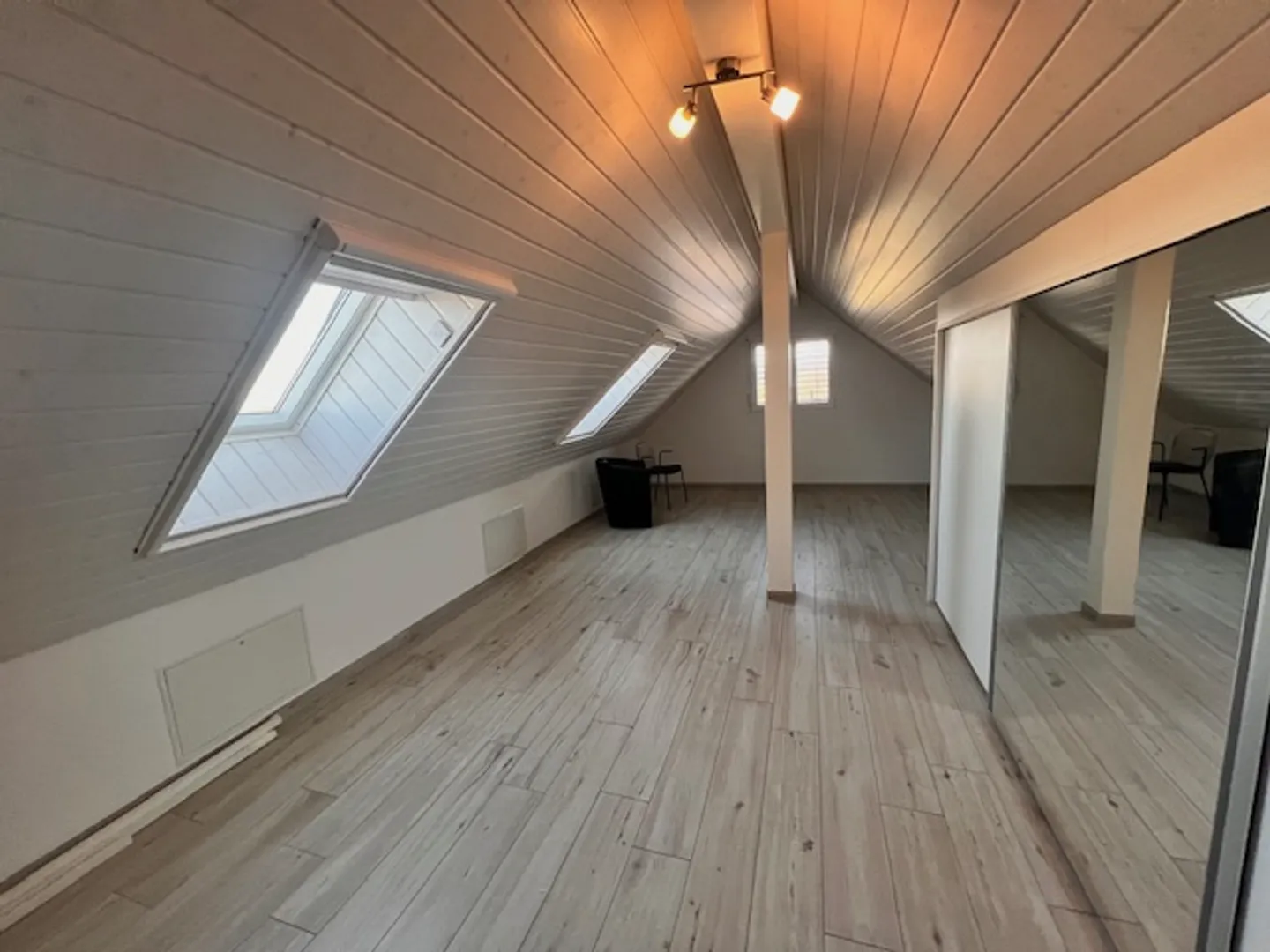 Appartement quasi neuf in Attika mit Terrasse in Villars-le-Terroir - Foto 12 von 14