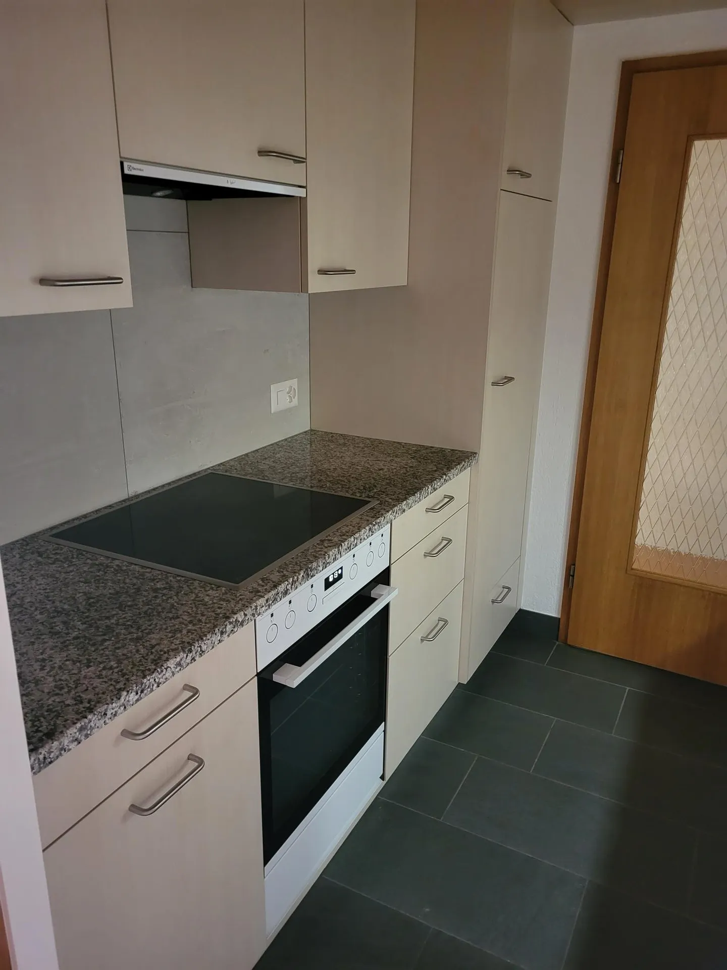 Appartement confortable de 3,5 pièces dans un quartier résidentiel calme - Photo 2 sur 8