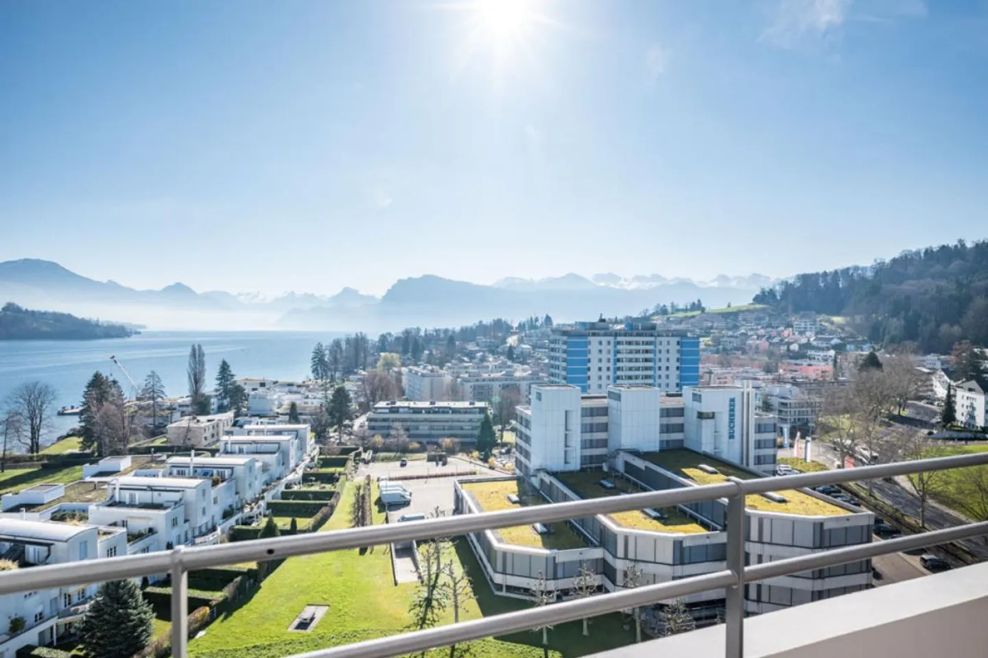 Vivre moderne et central - 9ème étage avec vue sur le lac et la montagne - Photo 1 sur 6